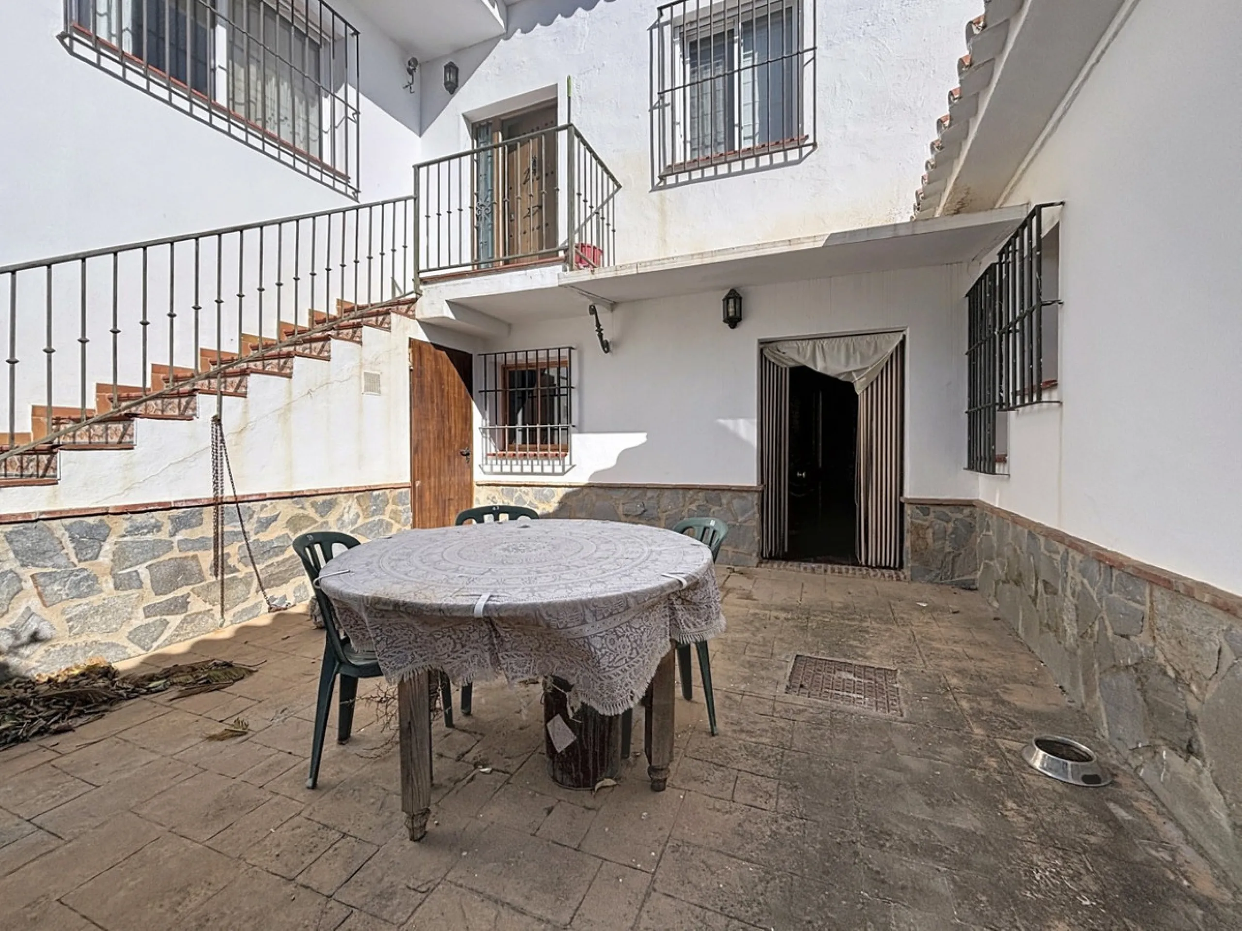 This finca in Periana offers spaciousness, comfort and a privileged natural environment, ideal for both family use and investment thanks to its two completely independent floors. On the ground floor we find a very spacious house that has 4 bedrooms, 2 bat