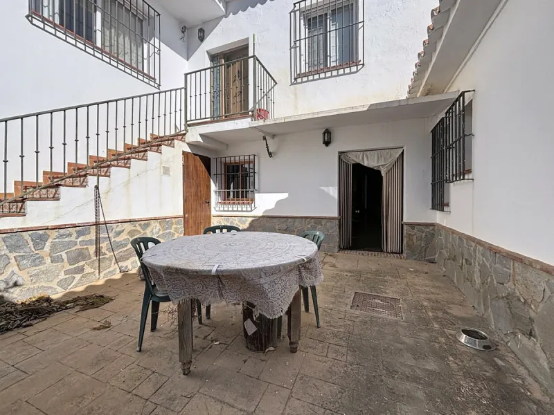 This finca in Periana offers spaciousness, comfort and a privileged natural environment, ideal for both family use and investment thanks to its two completely independent floors. On the ground floor we find a very spacious house that has 4 bedrooms, 2 bat