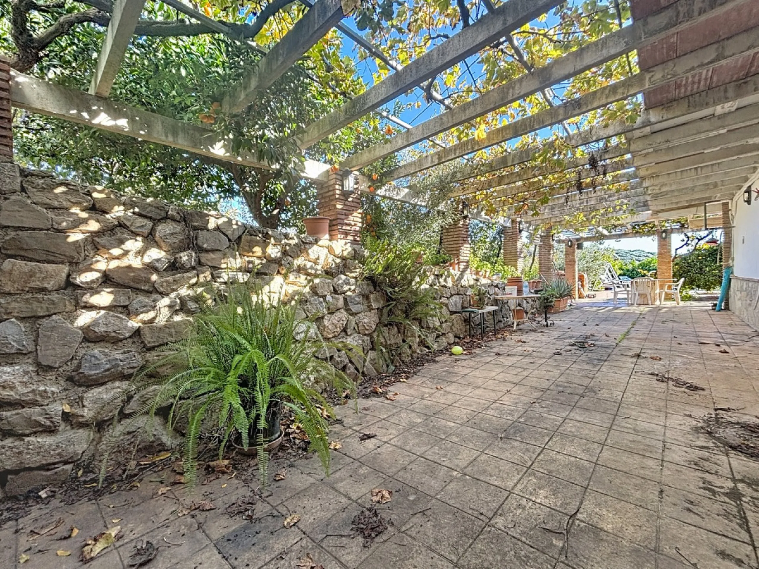 This finca in Periana offers spaciousness, comfort and a privileged natural environment, ideal for both family use and investment thanks to its two completely independent floors. On the ground floor we find a very spacious house that has 4 bedrooms, 2 bat