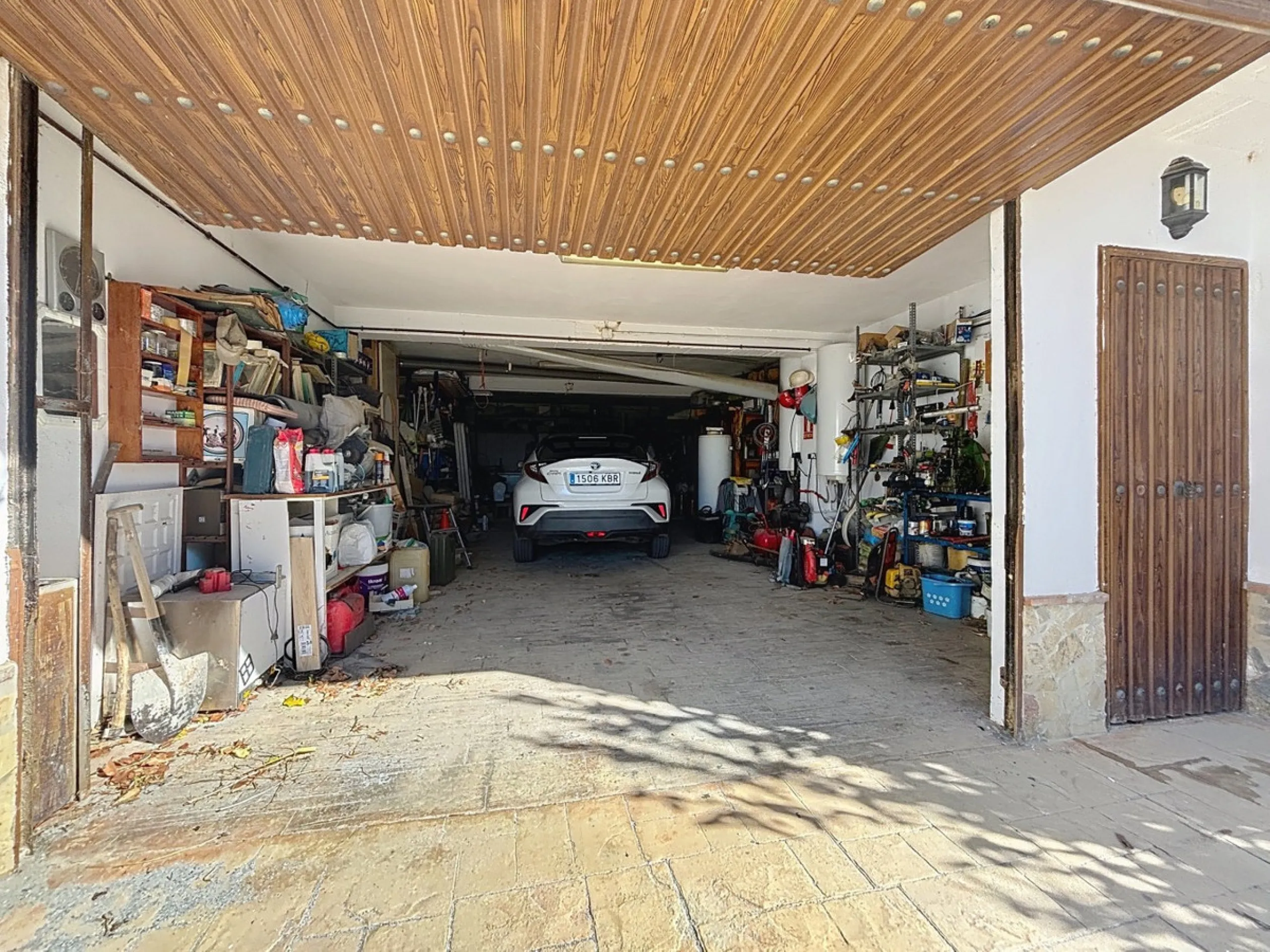 This finca in Periana offers spaciousness, comfort and a privileged natural environment, ideal for both family use and investment thanks to its two completely independent floors. On the ground floor we find a very spacious house that has 4 bedrooms, 2 bat