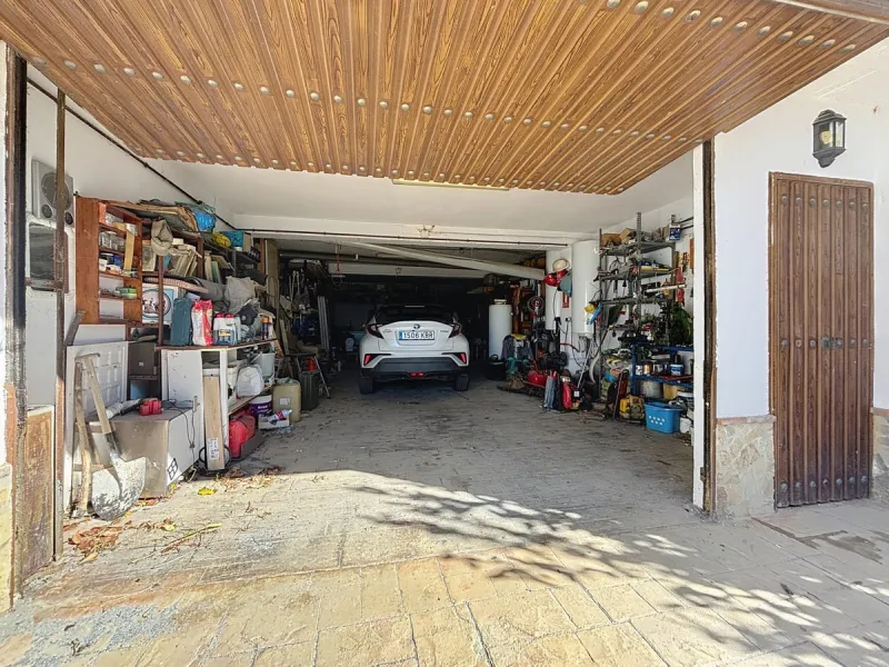 This finca in Periana offers spaciousness, comfort and a privileged natural environment, ideal for both family use and investment thanks to its two completely independent floors. On the ground floor we find a very spacious house that has 4 bedrooms, 2 bat
