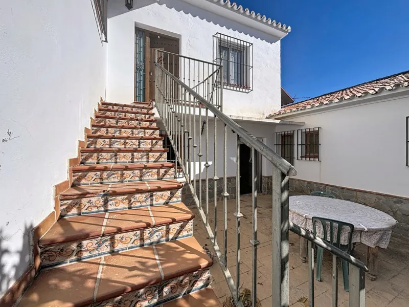 This finca in Periana offers spaciousness, comfort and a privileged natural environment, ideal for both family use and investment thanks to its two completely independent floors. On the ground floor we find a very spacious house that has 4 bedrooms, 2 bat