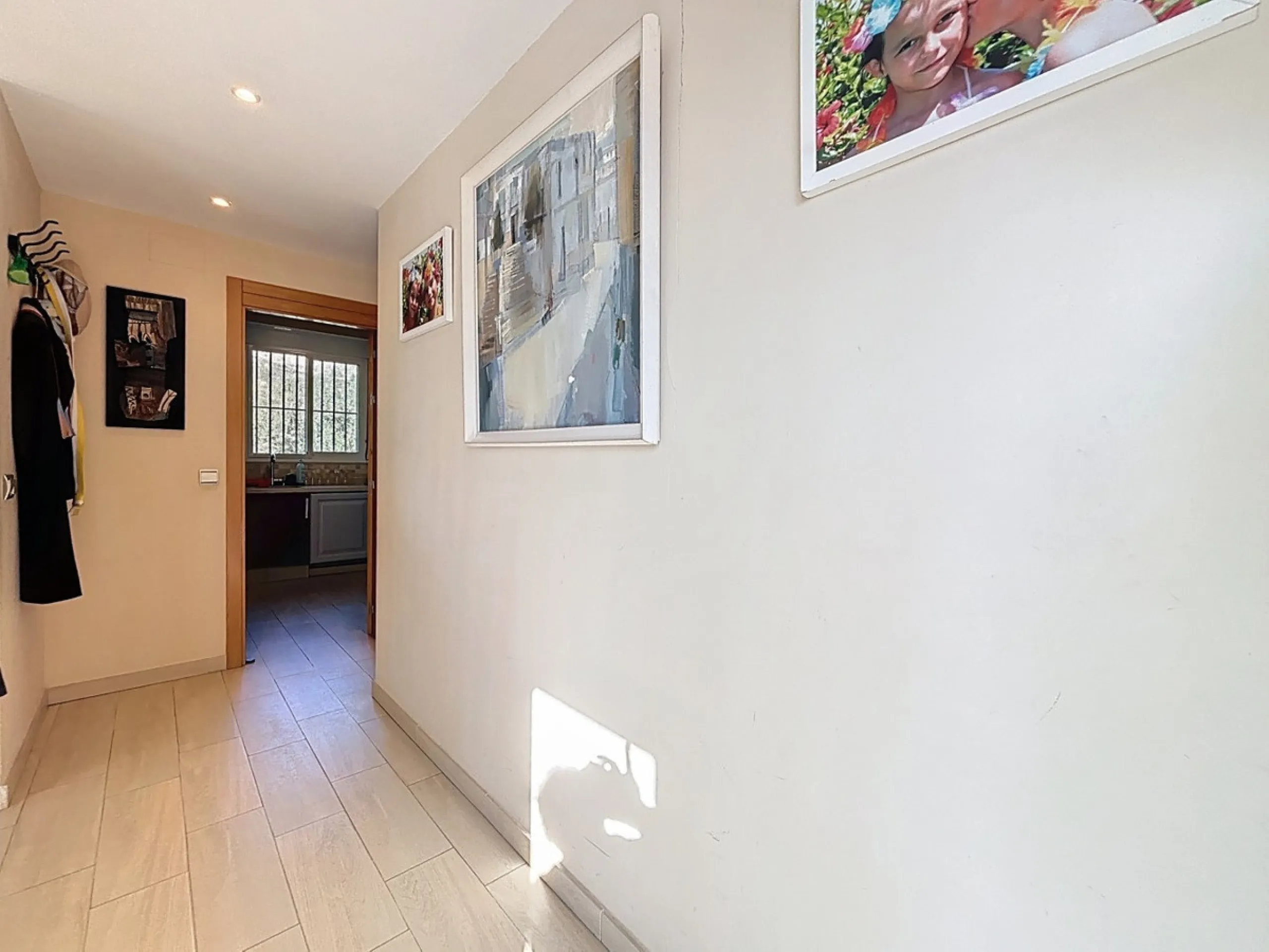 This finca in Periana offers spaciousness, comfort and a privileged natural environment, ideal for both family use and investment thanks to its two completely independent floors. On the ground floor we find a very spacious house that has 4 bedrooms, 2 bat