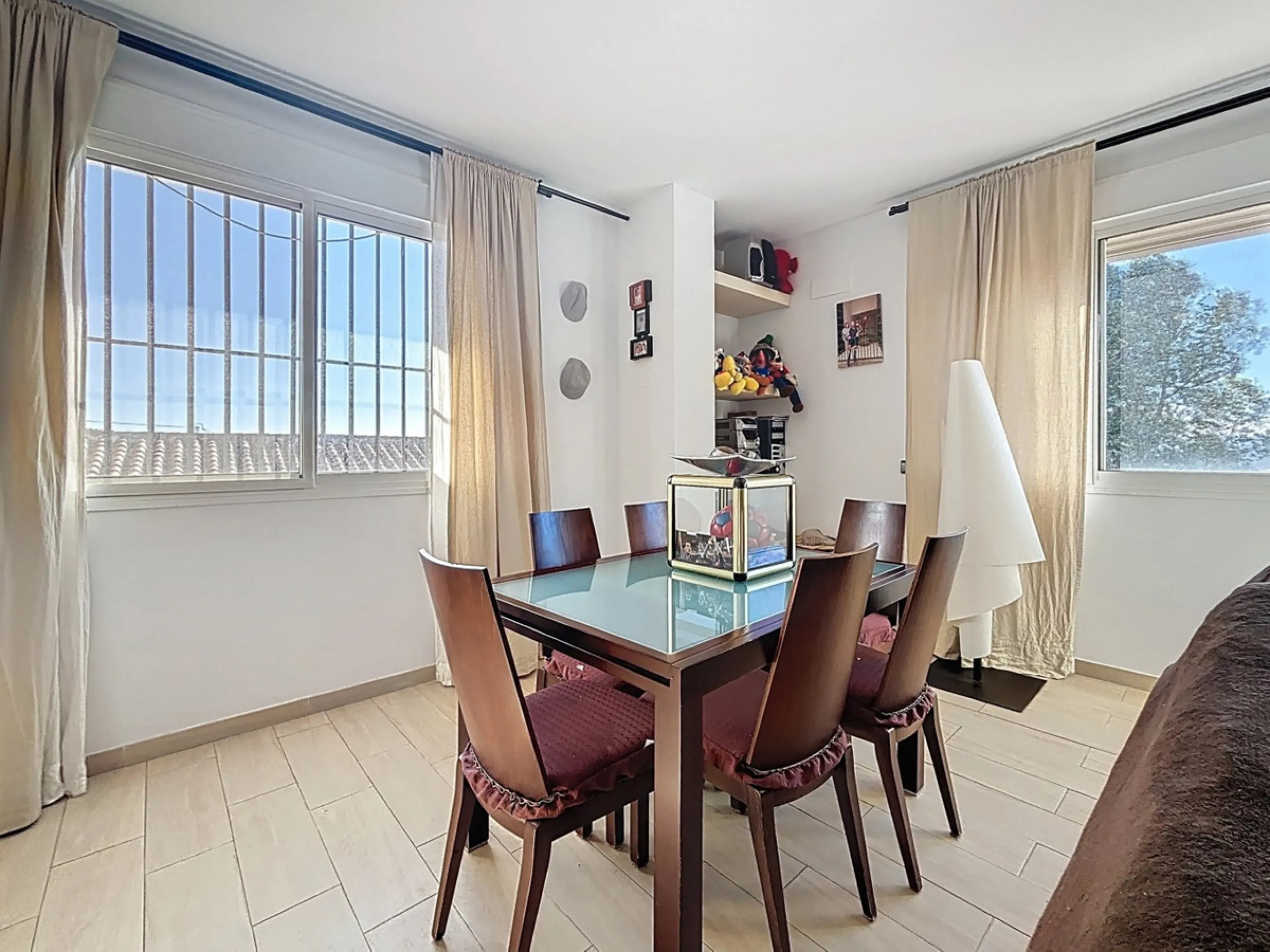 This finca in Periana offers spaciousness, comfort and a privileged natural environment, ideal for both family use and investment thanks to its two completely independent floors. On the ground floor we find a very spacious house that has 4 bedrooms, 2 bat