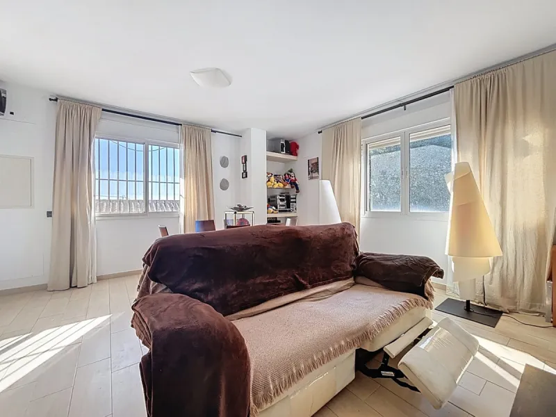 This finca in Periana offers spaciousness, comfort and a privileged natural environment, ideal for both family use and investment thanks to its two completely independent floors. On the ground floor we find a very spacious house that has 4 bedrooms, 2 bat