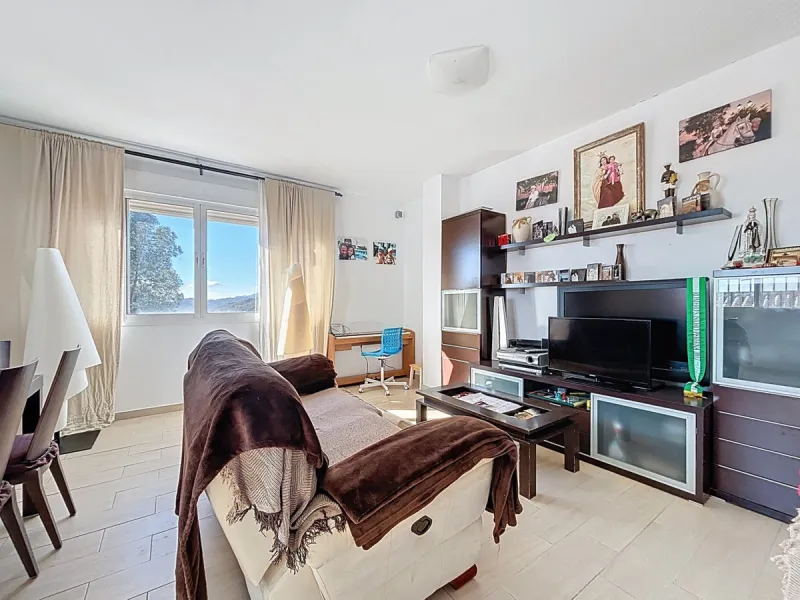 This finca in Periana offers spaciousness, comfort and a privileged natural environment, ideal for both family use and investment thanks to its two completely independent floors. On the ground floor we find a very spacious house that has 4 bedrooms, 2 bat