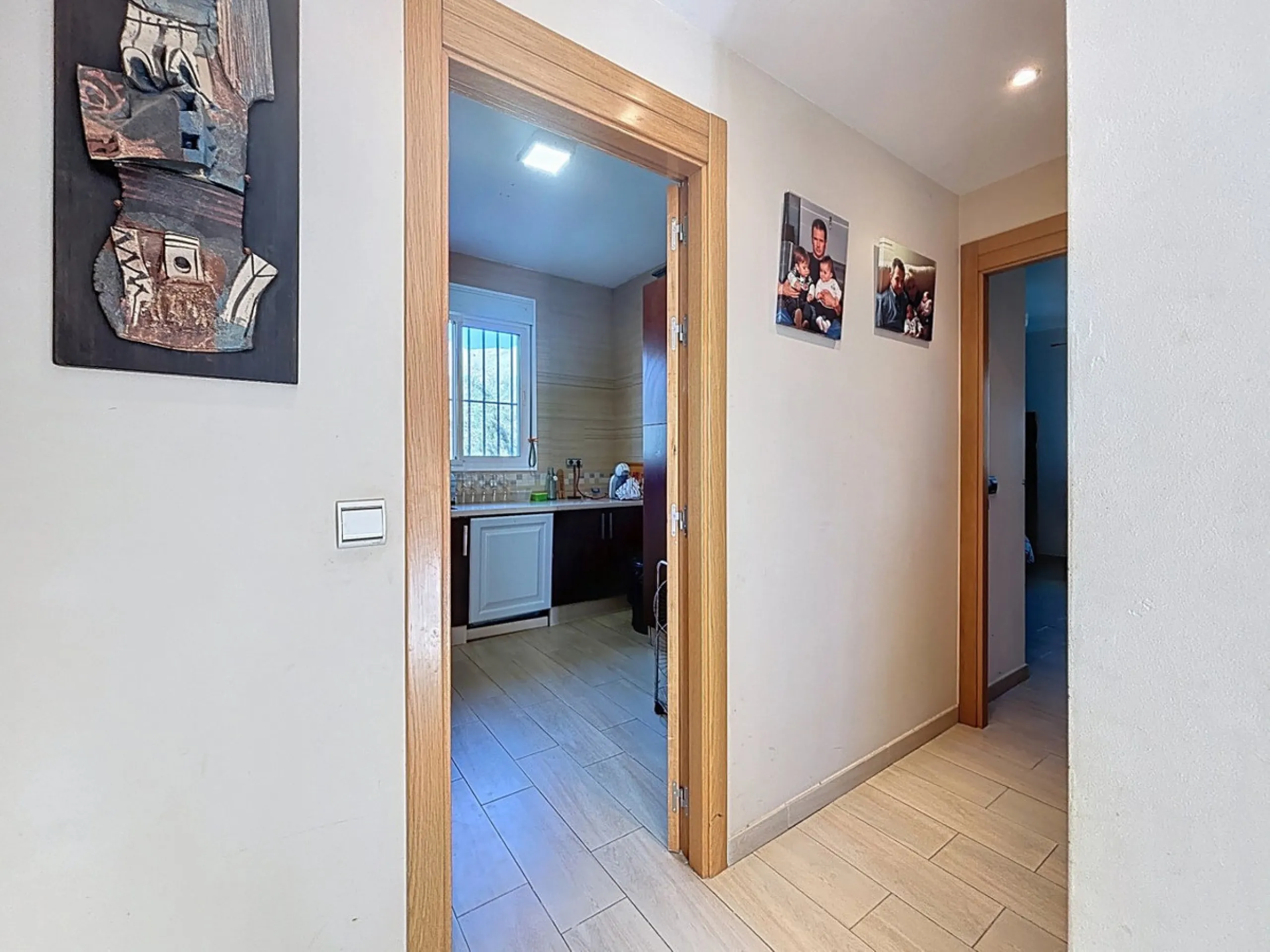 This finca in Periana offers spaciousness, comfort and a privileged natural environment, ideal for both family use and investment thanks to its two completely independent floors. On the ground floor we find a very spacious house that has 4 bedrooms, 2 bat
