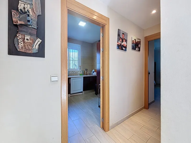 This finca in Periana offers spaciousness, comfort and a privileged natural environment, ideal for both family use and investment thanks to its two completely independent floors. On the ground floor we find a very spacious house that has 4 bedrooms, 2 bat