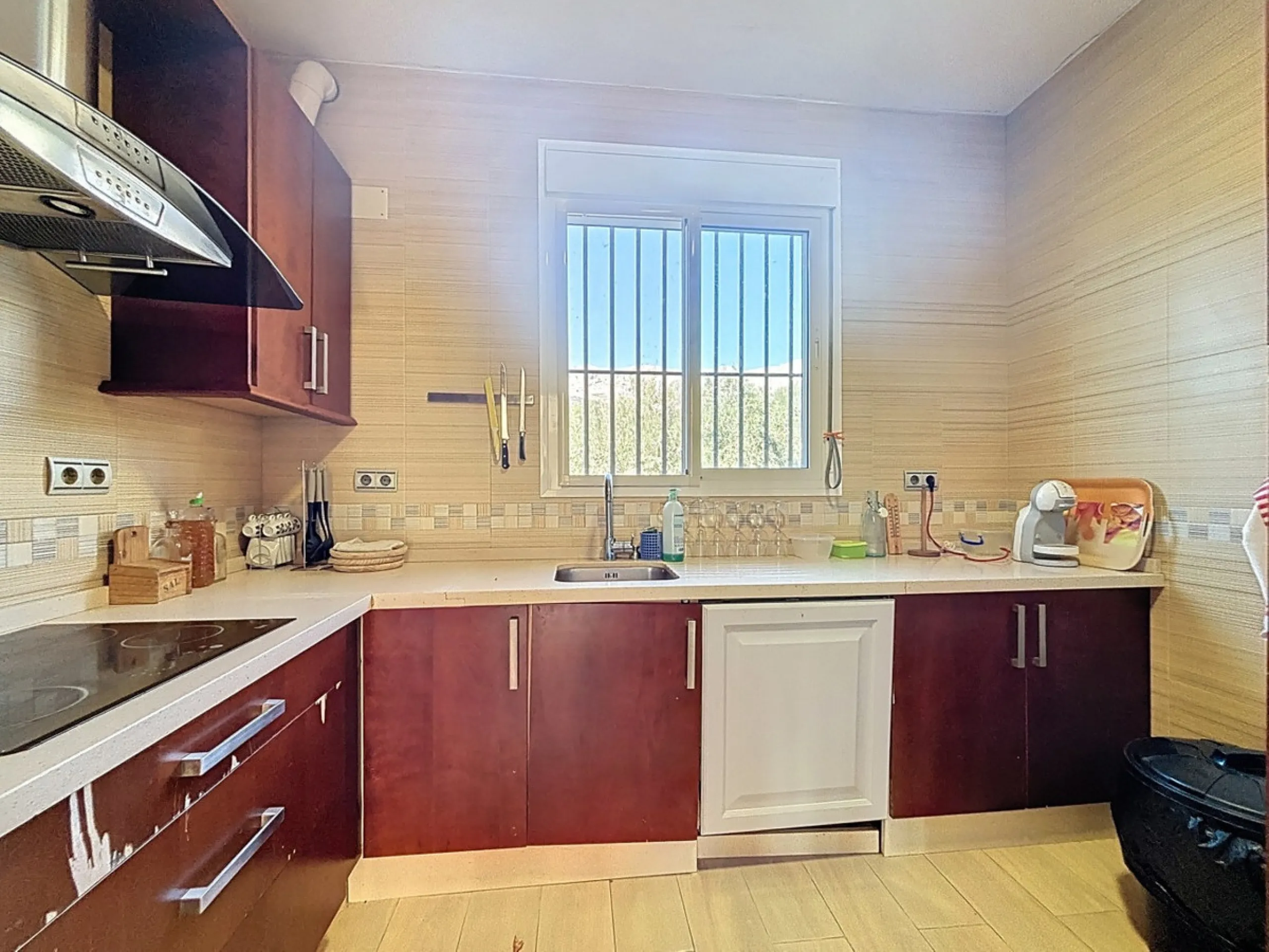 This finca in Periana offers spaciousness, comfort and a privileged natural environment, ideal for both family use and investment thanks to its two completely independent floors. On the ground floor we find a very spacious house that has 4 bedrooms, 2 bat