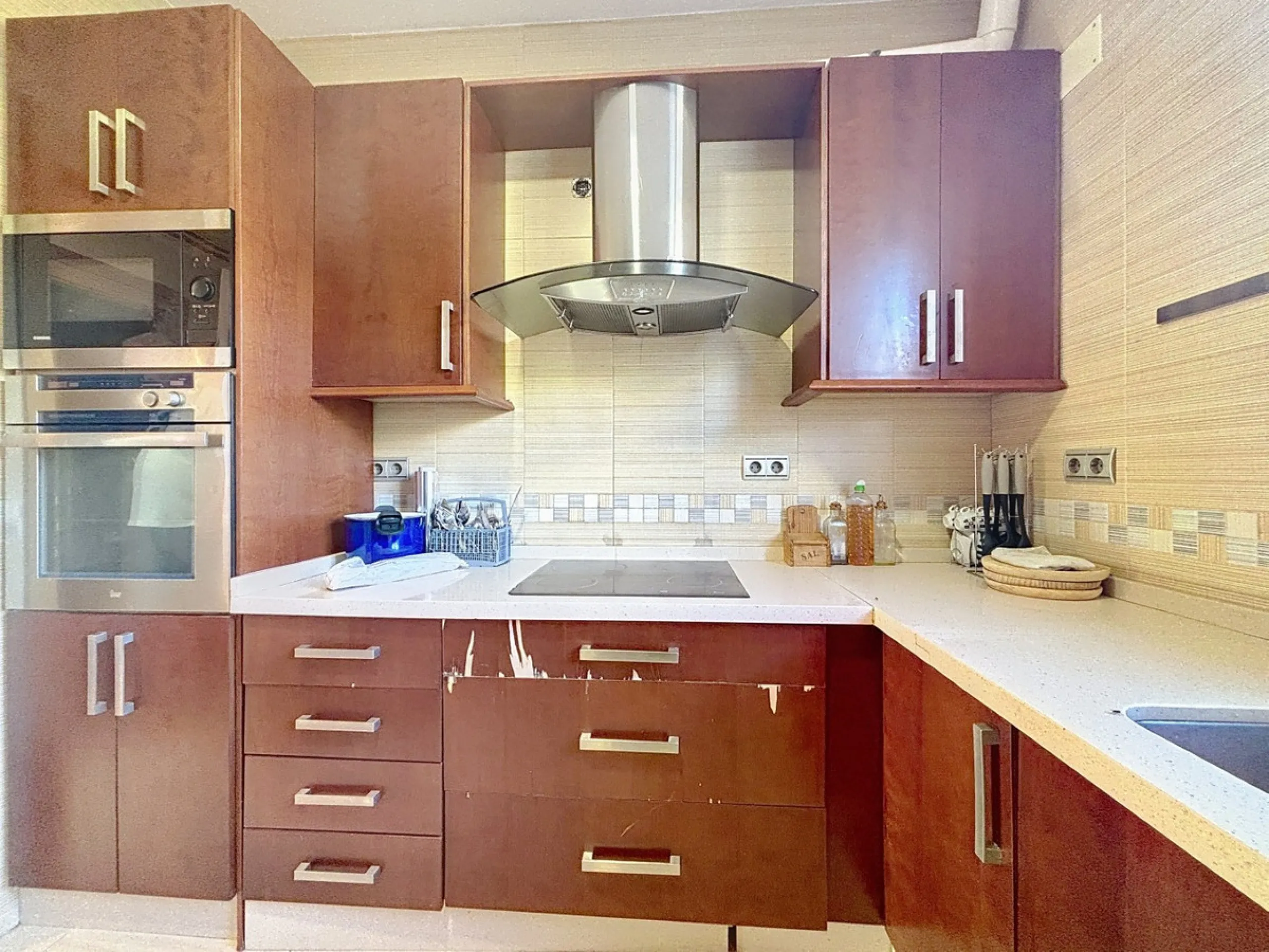 This finca in Periana offers spaciousness, comfort and a privileged natural environment, ideal for both family use and investment thanks to its two completely independent floors. On the ground floor we find a very spacious house that has 4 bedrooms, 2 bat