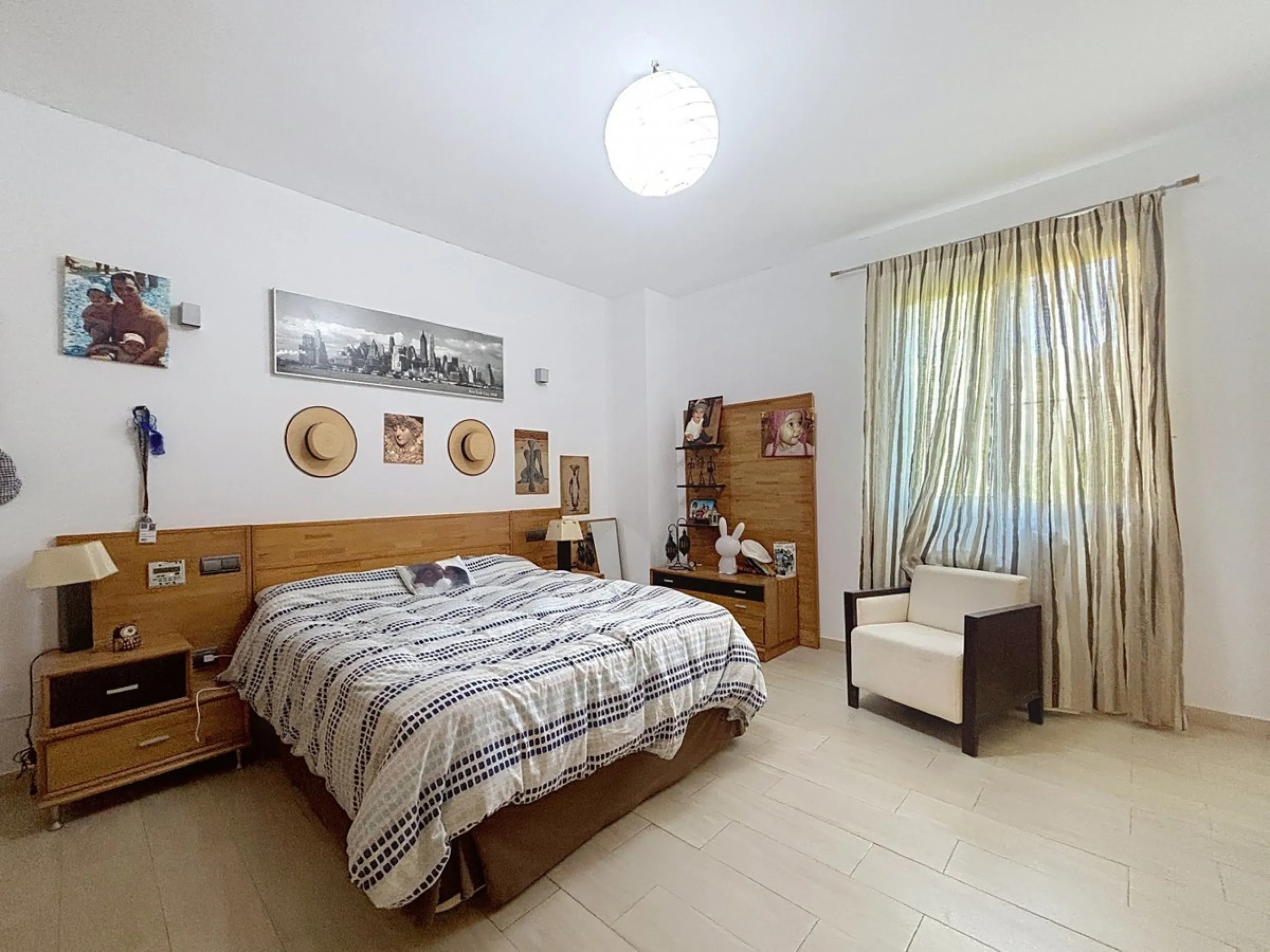 This finca in Periana offers spaciousness, comfort and a privileged natural environment, ideal for both family use and investment thanks to its two completely independent floors. On the ground floor we find a very spacious house that has 4 bedrooms, 2 bat