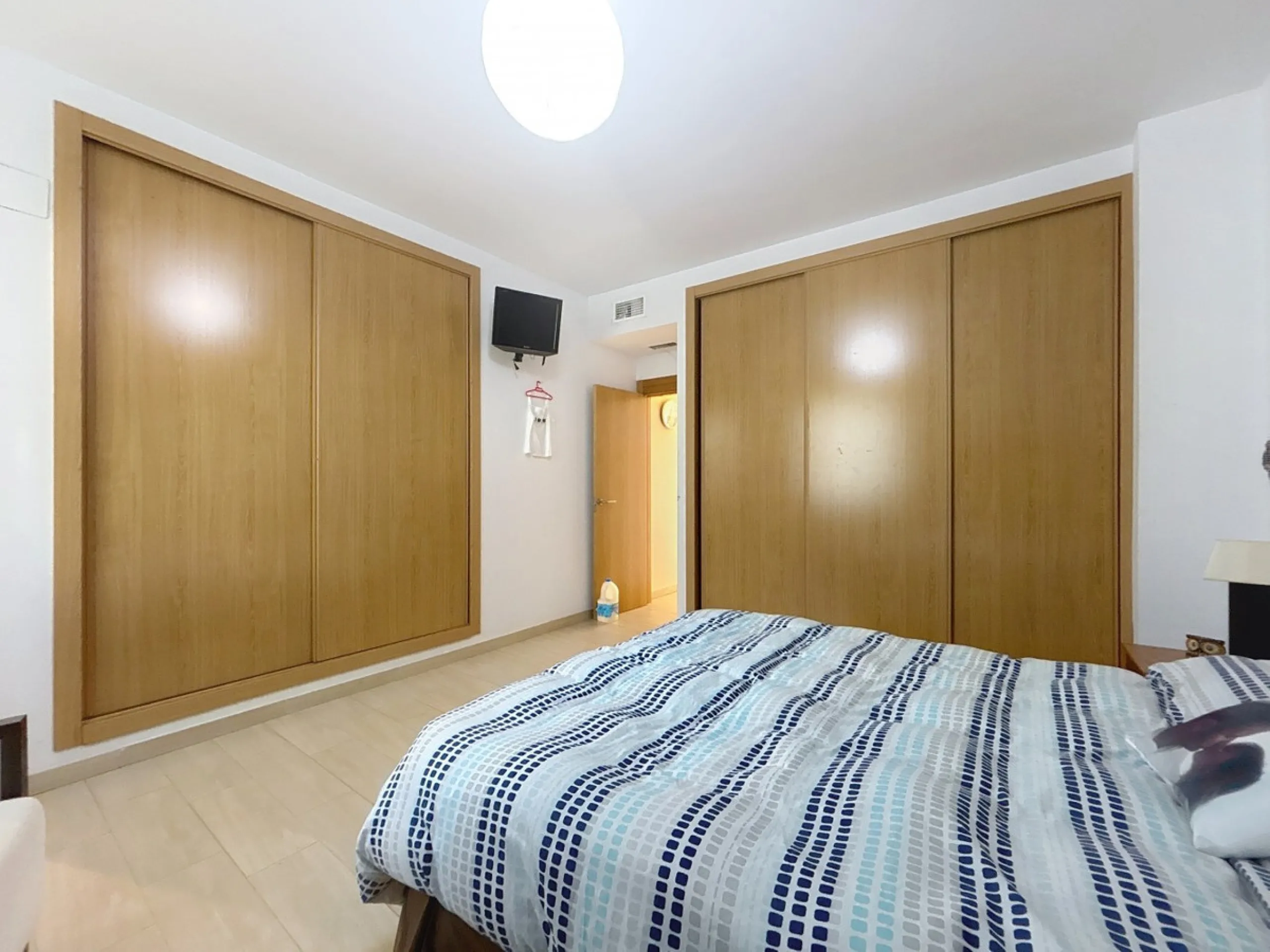 This finca in Periana offers spaciousness, comfort and a privileged natural environment, ideal for both family use and investment thanks to its two completely independent floors. On the ground floor we find a very spacious house that has 4 bedrooms, 2 bat