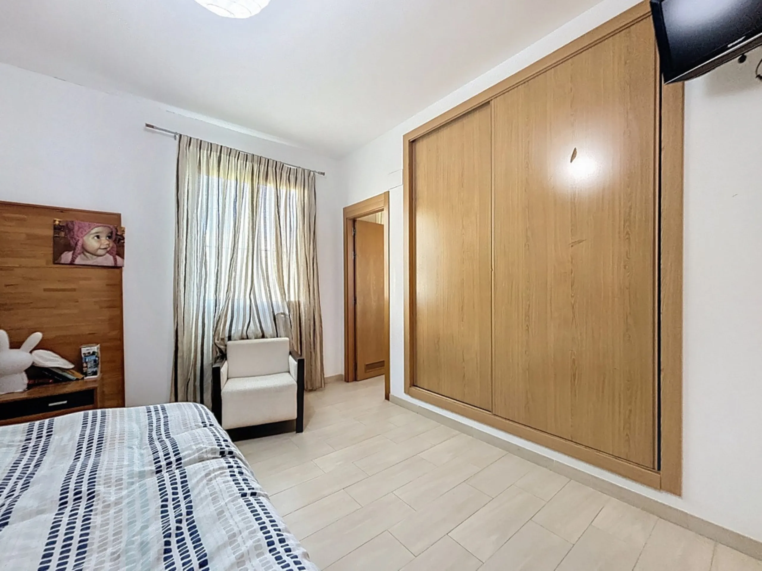 This finca in Periana offers spaciousness, comfort and a privileged natural environment, ideal for both family use and investment thanks to its two completely independent floors. On the ground floor we find a very spacious house that has 4 bedrooms, 2 bat