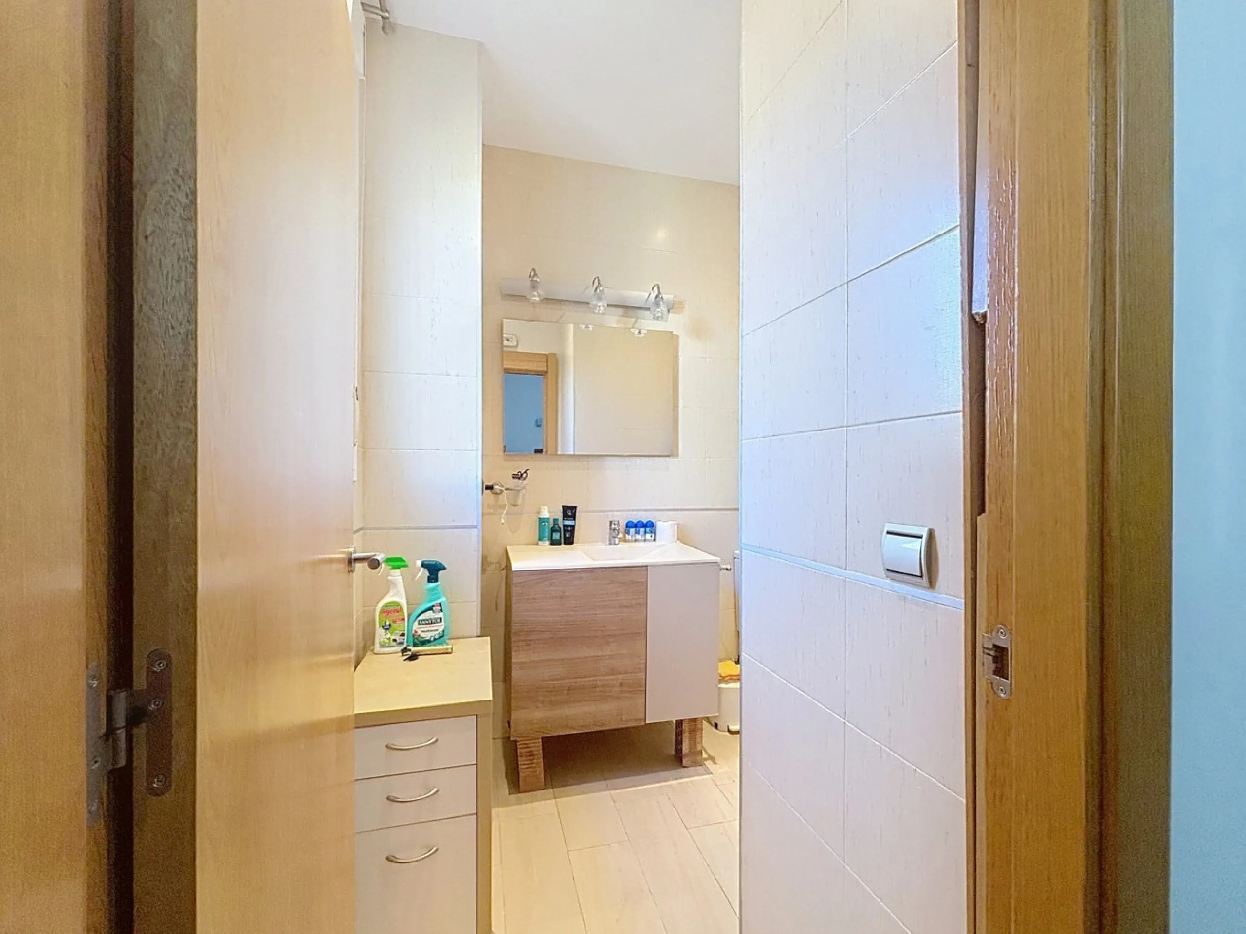 This finca in Periana offers spaciousness, comfort and a privileged natural environment, ideal for both family use and investment thanks to its two completely independent floors. On the ground floor we find a very spacious house that has 4 bedrooms, 2 bat