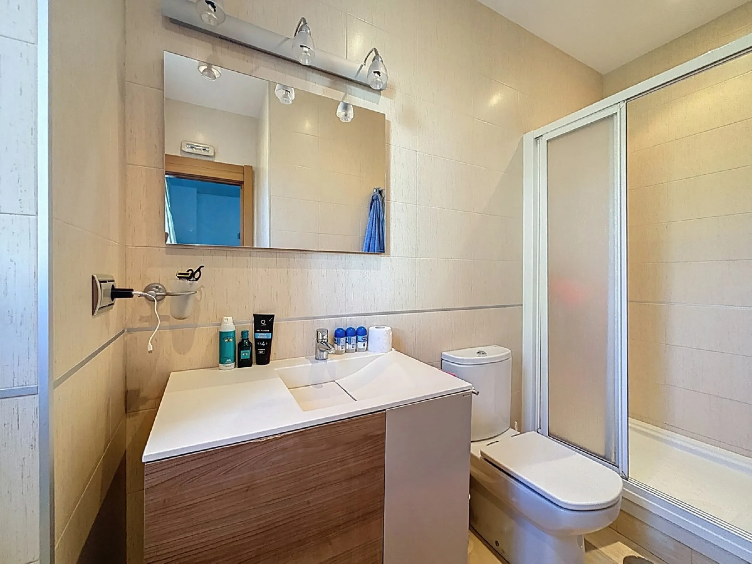 This finca in Periana offers spaciousness, comfort and a privileged natural environment, ideal for both family use and investment thanks to its two completely independent floors. On the ground floor we find a very spacious house that has 4 bedrooms, 2 bat