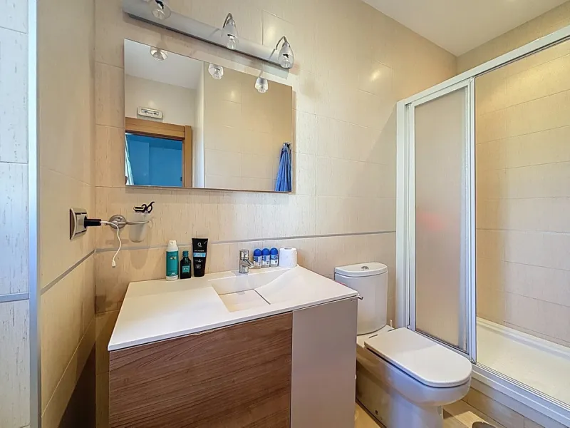 This finca in Periana offers spaciousness, comfort and a privileged natural environment, ideal for both family use and investment thanks to its two completely independent floors. On the ground floor we find a very spacious house that has 4 bedrooms, 2 bat