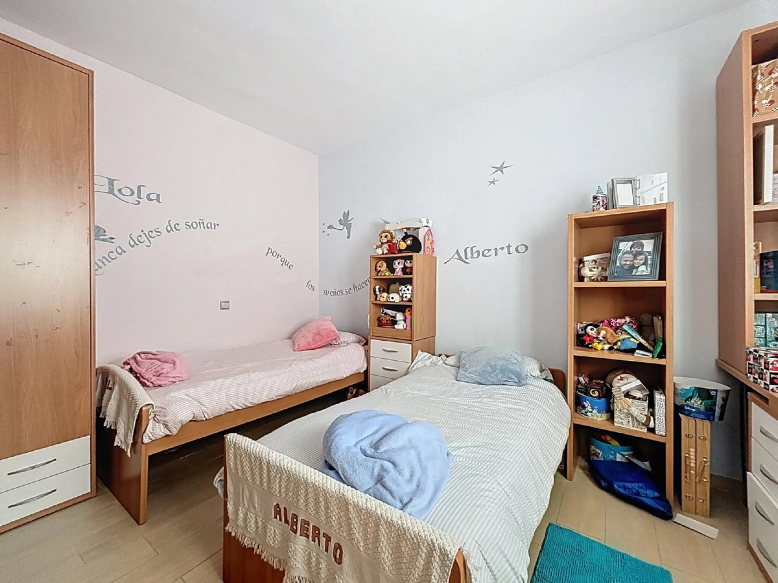 This finca in Periana offers spaciousness, comfort and a privileged natural environment, ideal for both family use and investment thanks to its two completely independent floors. On the ground floor we find a very spacious house that has 4 bedrooms, 2 bat