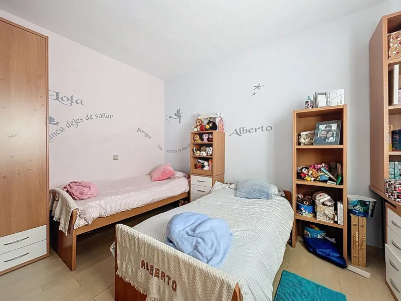 This finca in Periana offers spaciousness, comfort and a privileged natural environment, ideal for both family use and investment thanks to its two completely independent floors. On the ground floor we find a very spacious house that has 4 bedrooms, 2 bat