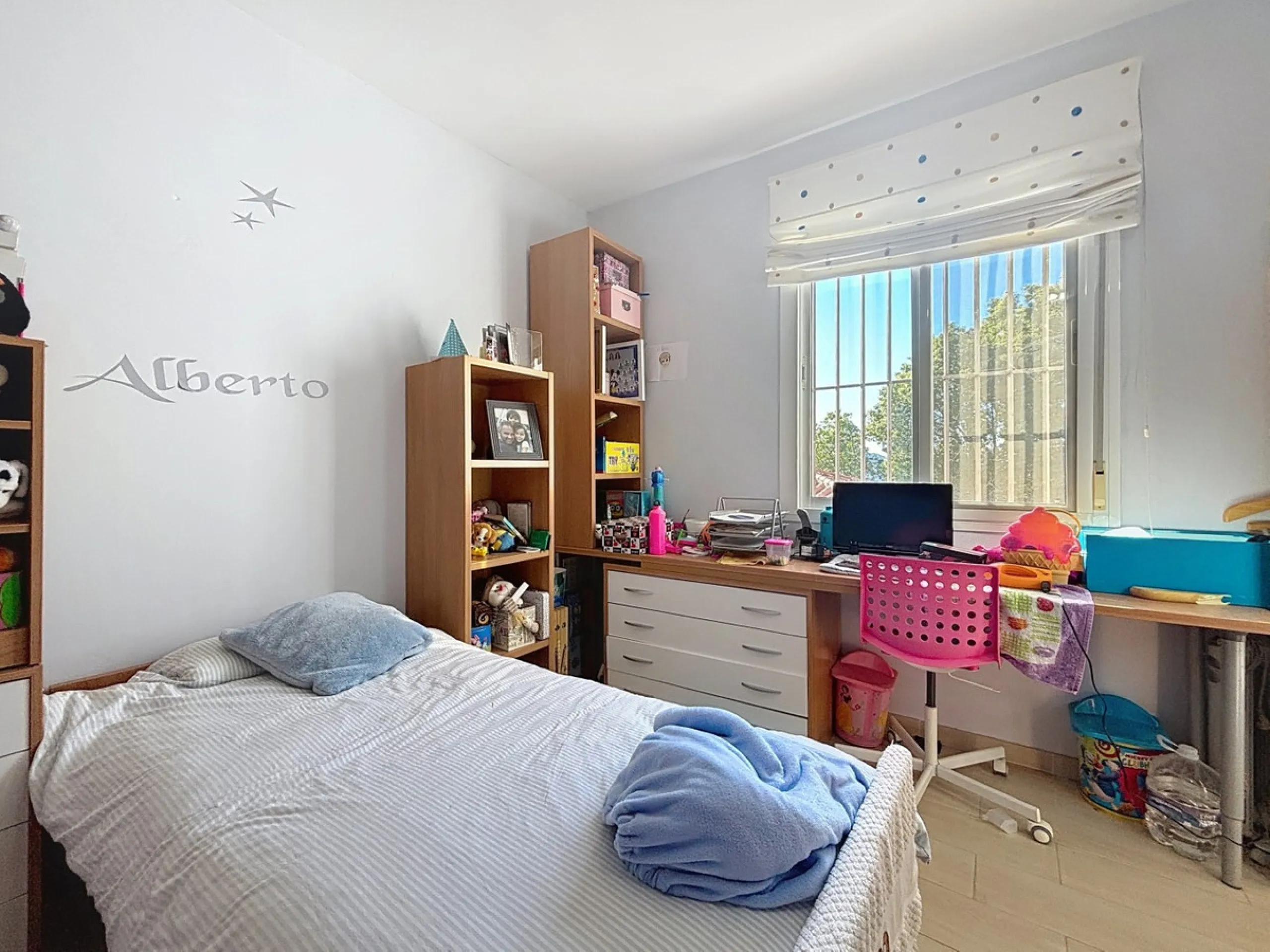 This finca in Periana offers spaciousness, comfort and a privileged natural environment, ideal for both family use and investment thanks to its two completely independent floors. On the ground floor we find a very spacious house that has 4 bedrooms, 2 bat