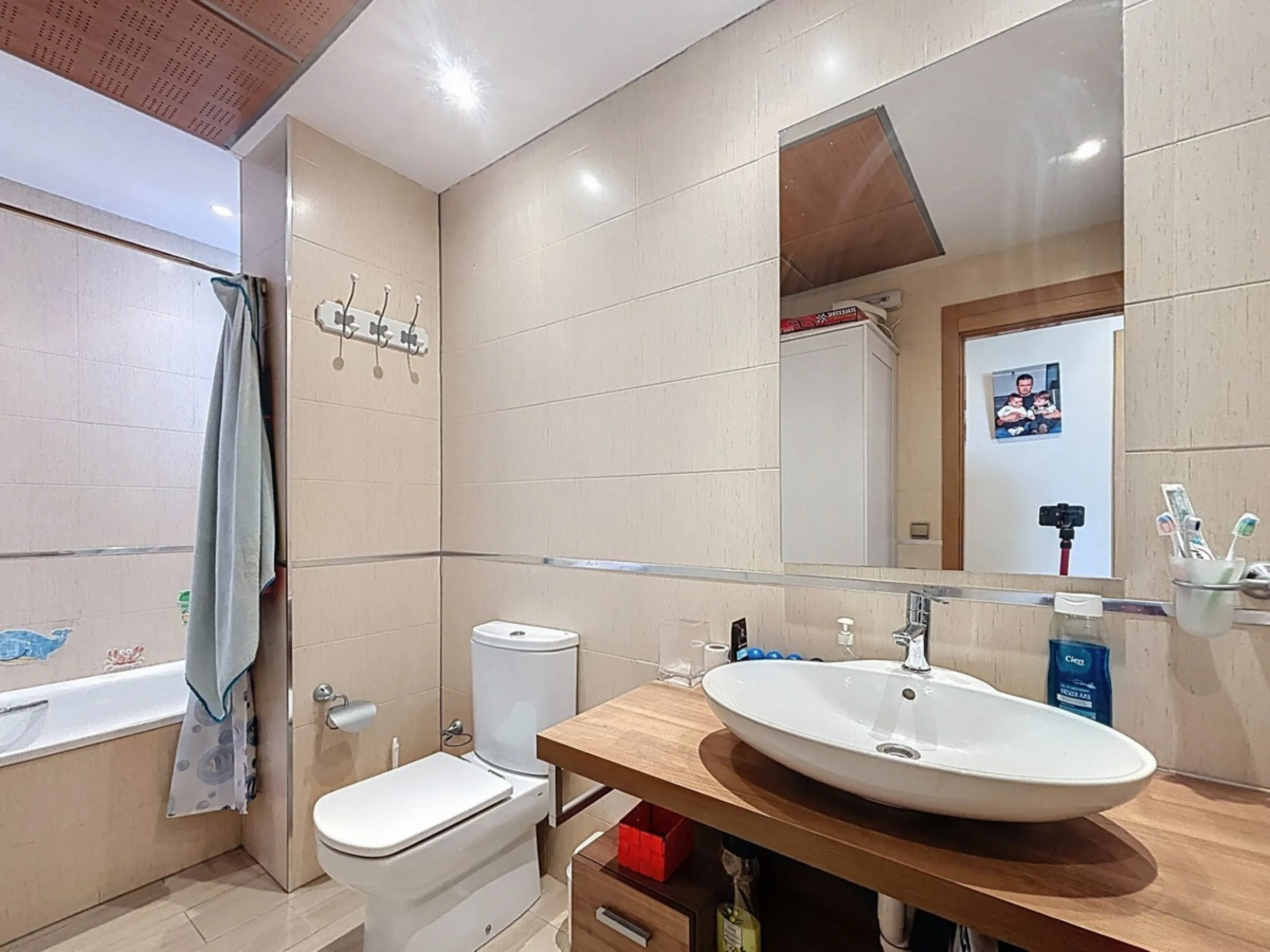 This finca in Periana offers spaciousness, comfort and a privileged natural environment, ideal for both family use and investment thanks to its two completely independent floors. On the ground floor we find a very spacious house that has 4 bedrooms, 2 bat