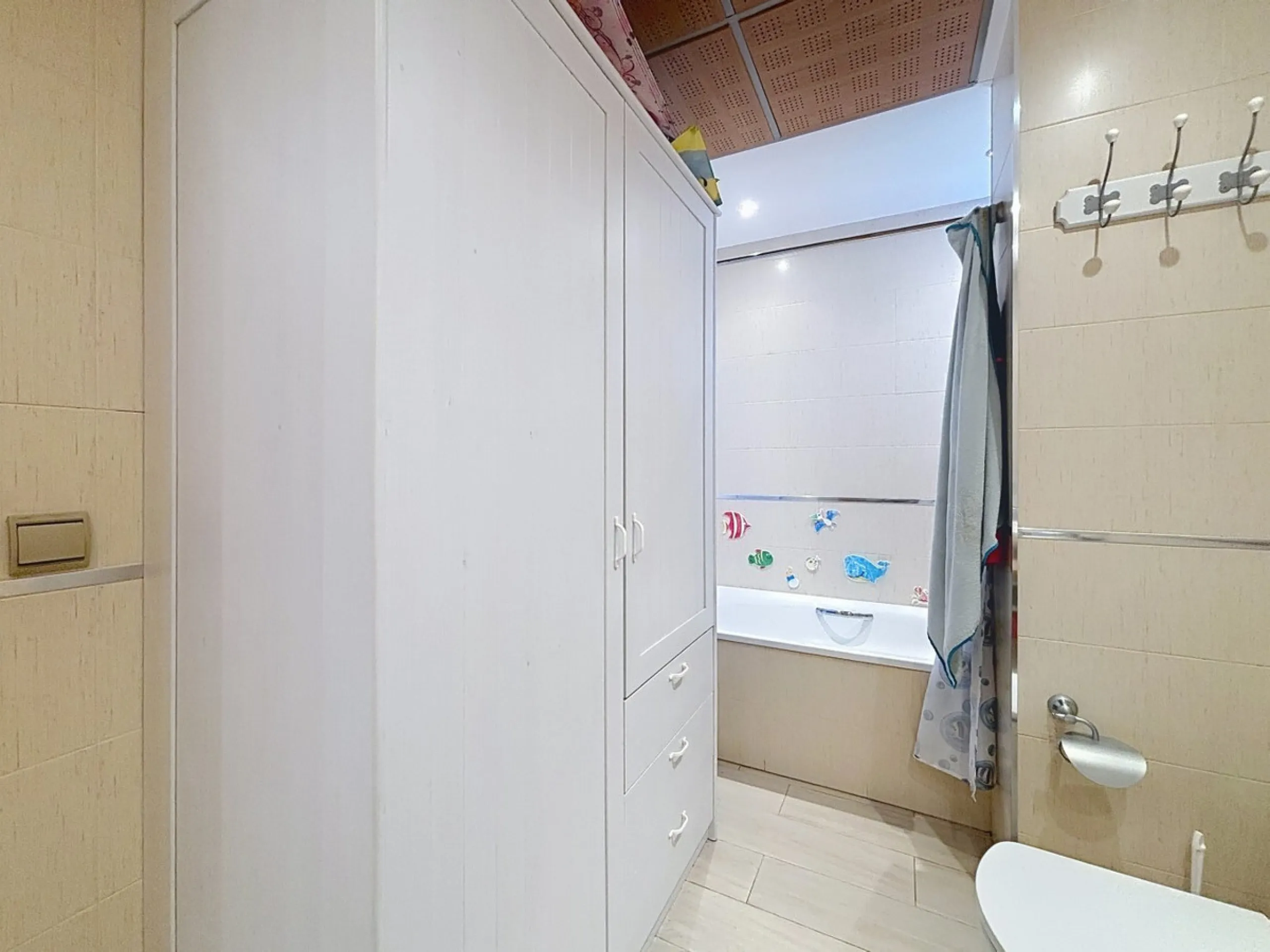 This finca in Periana offers spaciousness, comfort and a privileged natural environment, ideal for both family use and investment thanks to its two completely independent floors. On the ground floor we find a very spacious house that has 4 bedrooms, 2 bat