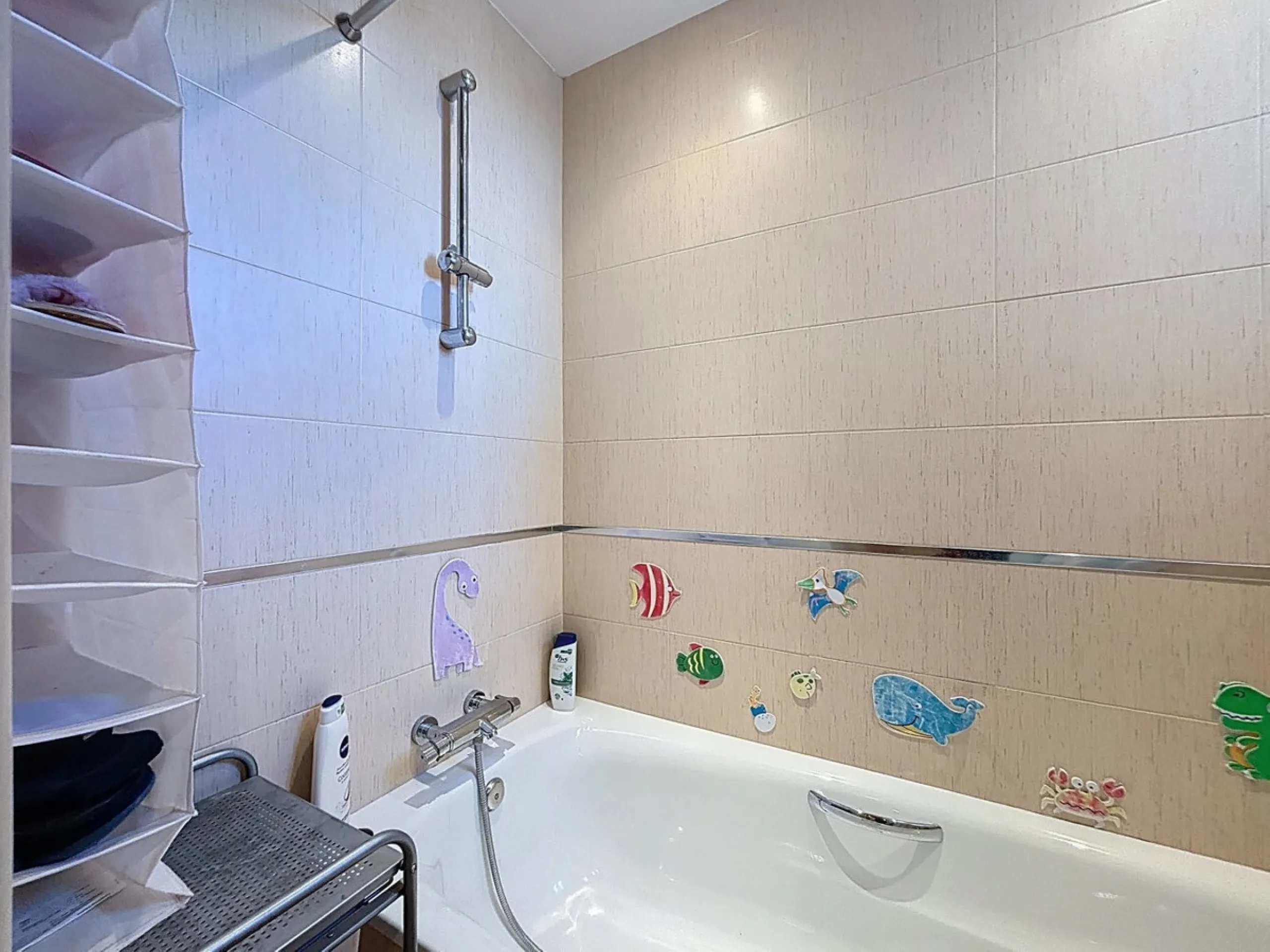 This finca in Periana offers spaciousness, comfort and a privileged natural environment, ideal for both family use and investment thanks to its two completely independent floors. On the ground floor we find a very spacious house that has 4 bedrooms, 2 bat