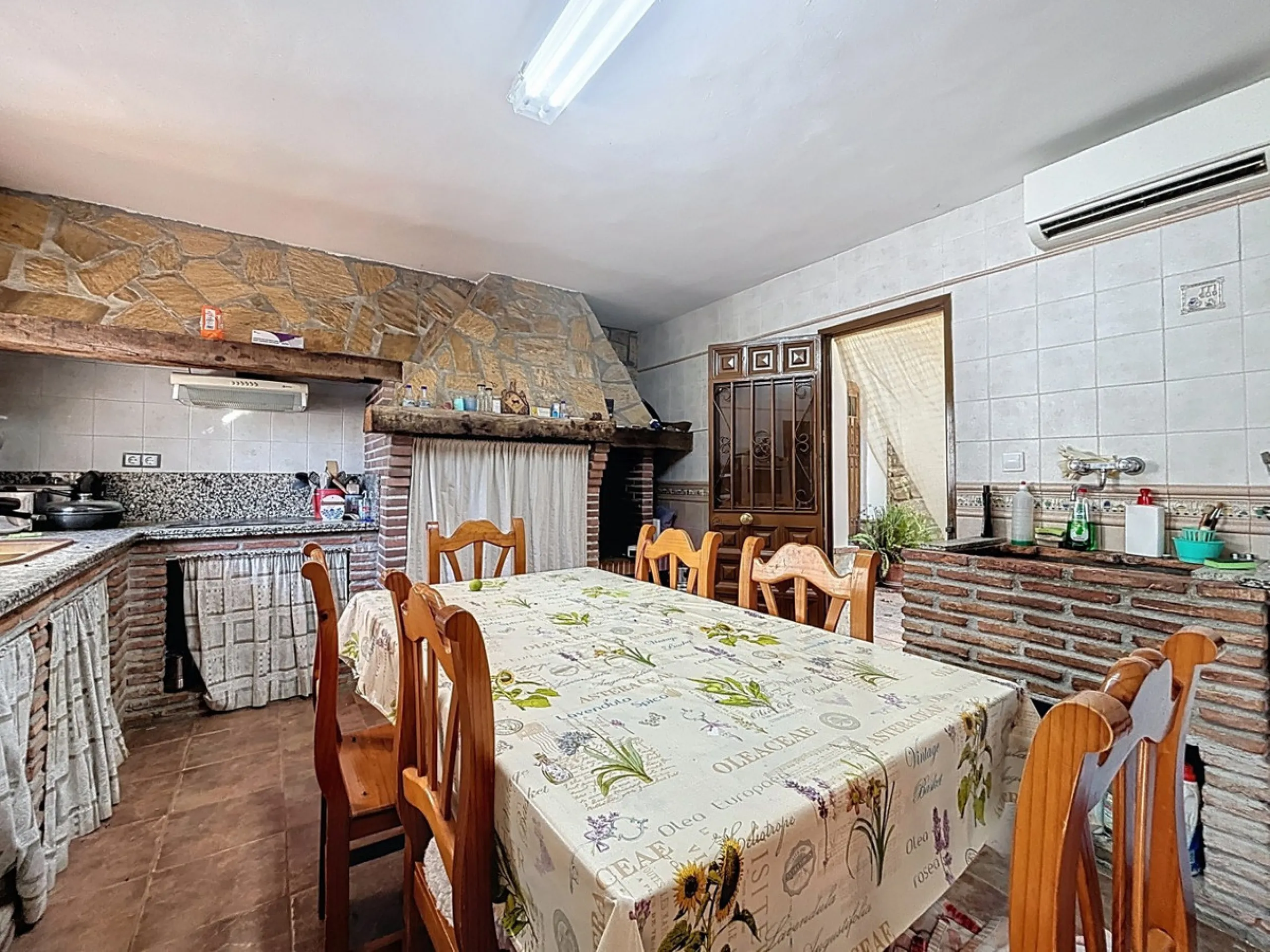 This finca in Periana offers spaciousness, comfort and a privileged natural environment, ideal for both family use and investment thanks to its two completely independent floors. On the ground floor we find a very spacious house that has 4 bedrooms, 2 bat