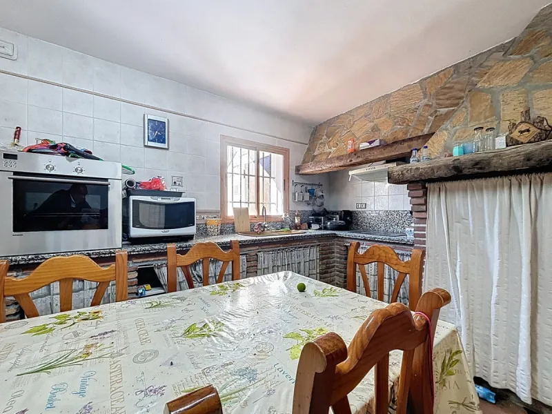 This finca in Periana offers spaciousness, comfort and a privileged natural environment, ideal for both family use and investment thanks to its two completely independent floors. On the ground floor we find a very spacious house that has 4 bedrooms, 2 bat