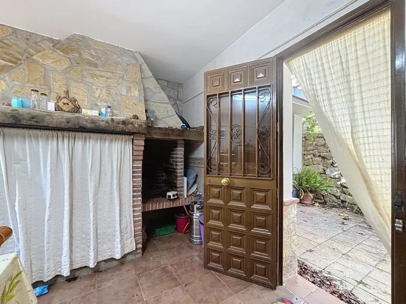 This finca in Periana offers spaciousness, comfort and a privileged natural environment, ideal for both family use and investment thanks to its two completely independent floors. On the ground floor we find a very spacious house that has 4 bedrooms, 2 bat