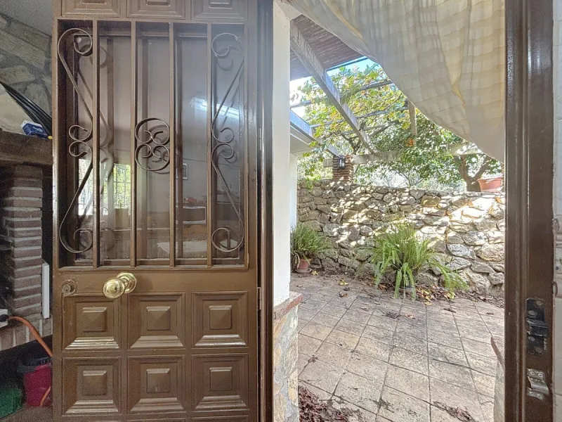 This finca in Periana offers spaciousness, comfort and a privileged natural environment, ideal for both family use and investment thanks to its two completely independent floors. On the ground floor we find a very spacious house that has 4 bedrooms, 2 bat