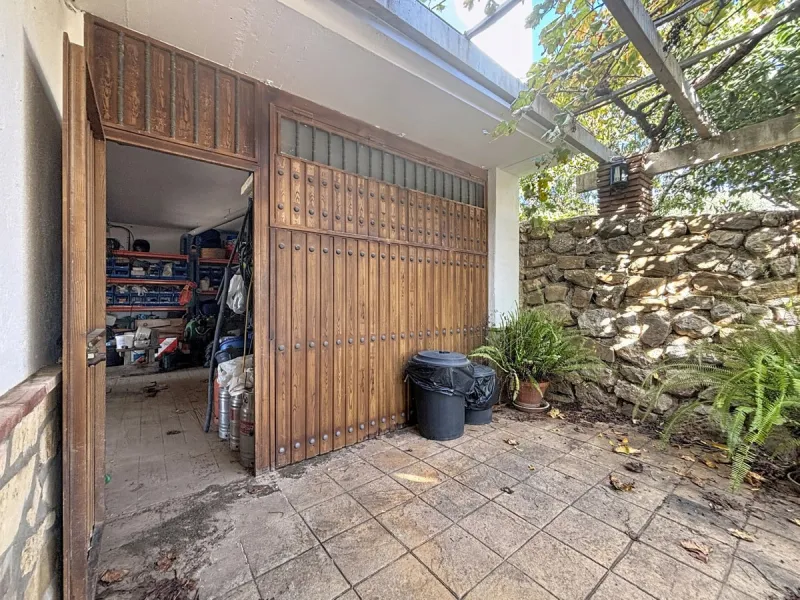 This finca in Periana offers spaciousness, comfort and a privileged natural environment, ideal for both family use and investment thanks to its two completely independent floors. On the ground floor we find a very spacious house that has 4 bedrooms, 2 bat