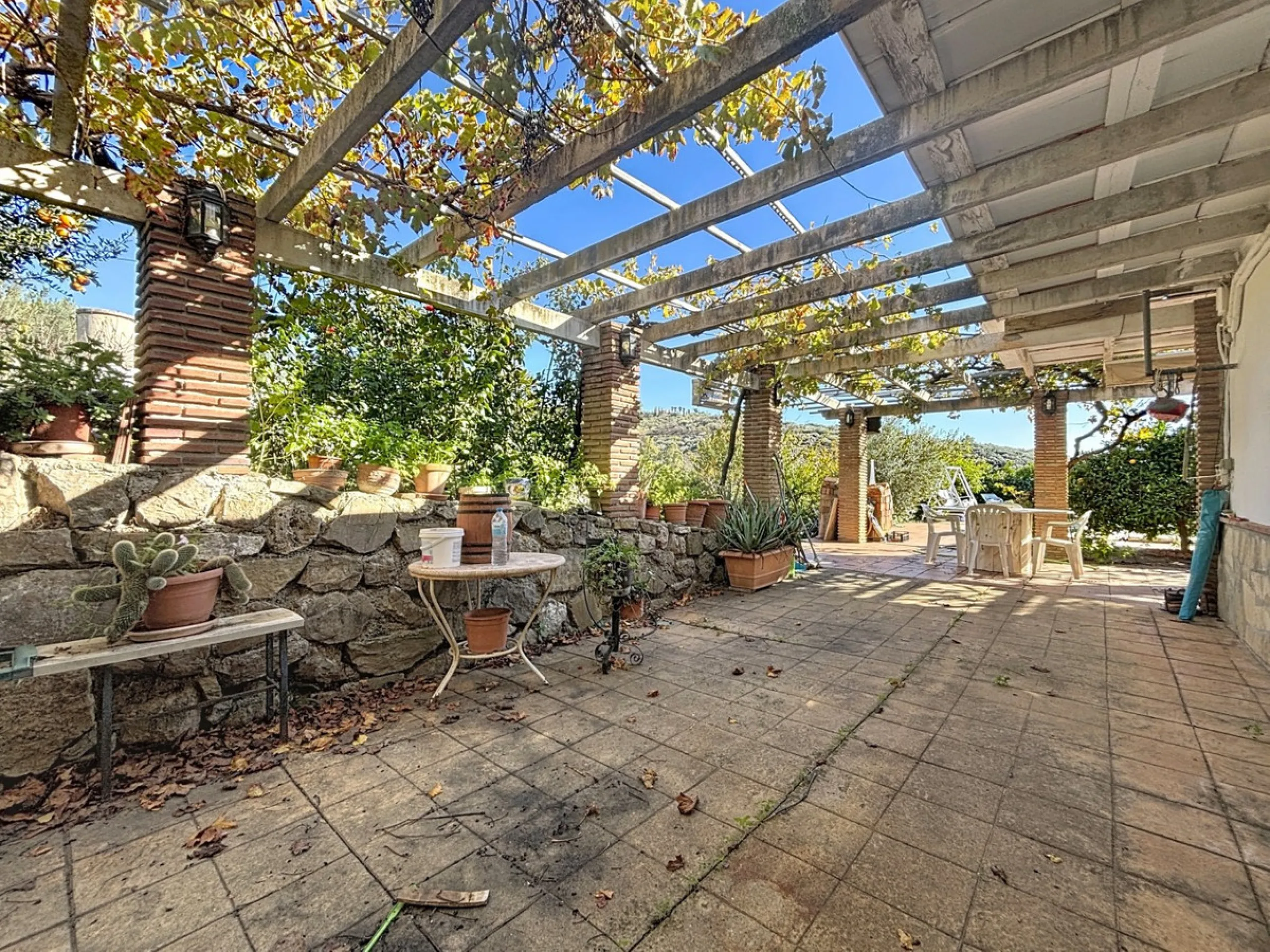 This finca in Periana offers spaciousness, comfort and a privileged natural environment, ideal for both family use and investment thanks to its two completely independent floors. On the ground floor we find a very spacious house that has 4 bedrooms, 2 bat