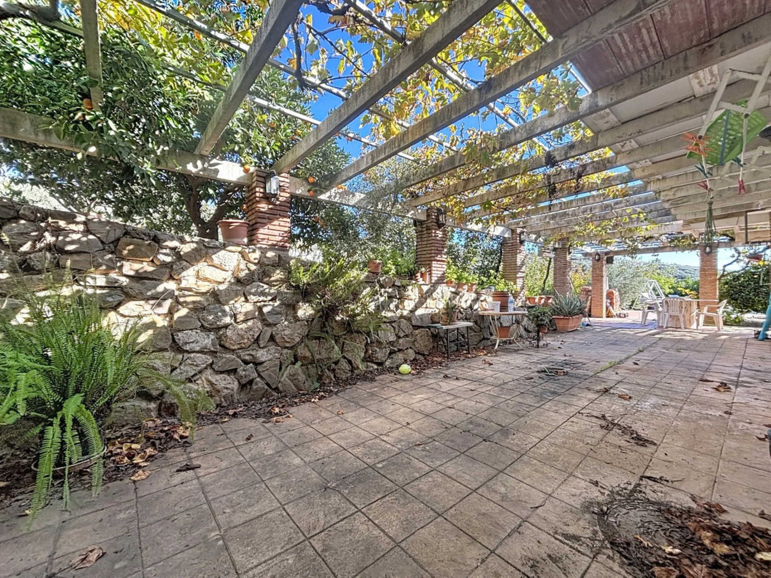 This finca in Periana offers spaciousness, comfort and a privileged natural environment, ideal for both family use and investment thanks to its two completely independent floors. On the ground floor we find a very spacious house that has 4 bedrooms, 2 bat