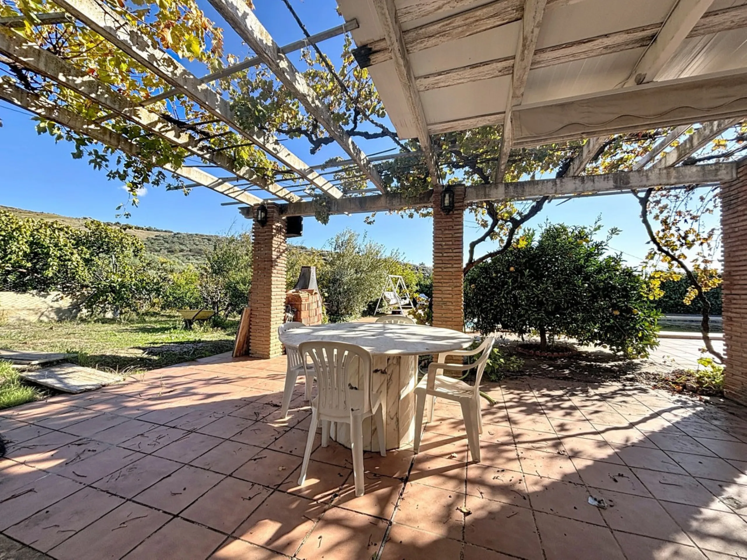 This finca in Periana offers spaciousness, comfort and a privileged natural environment, ideal for both family use and investment thanks to its two completely independent floors. On the ground floor we find a very spacious house that has 4 bedrooms, 2 bat