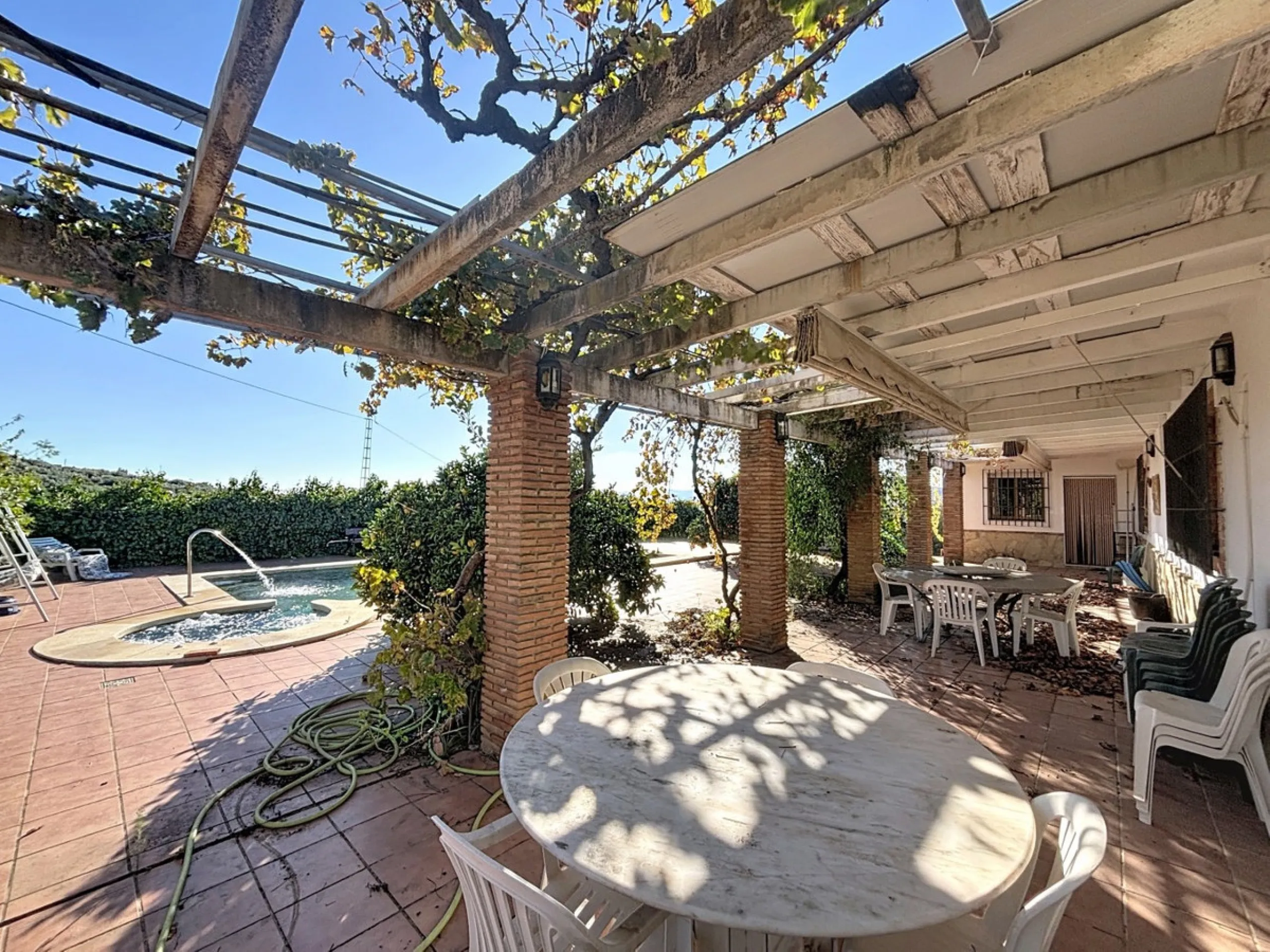 This finca in Periana offers spaciousness, comfort and a privileged natural environment, ideal for both family use and investment thanks to its two completely independent floors. On the ground floor we find a very spacious house that has 4 bedrooms, 2 bat
