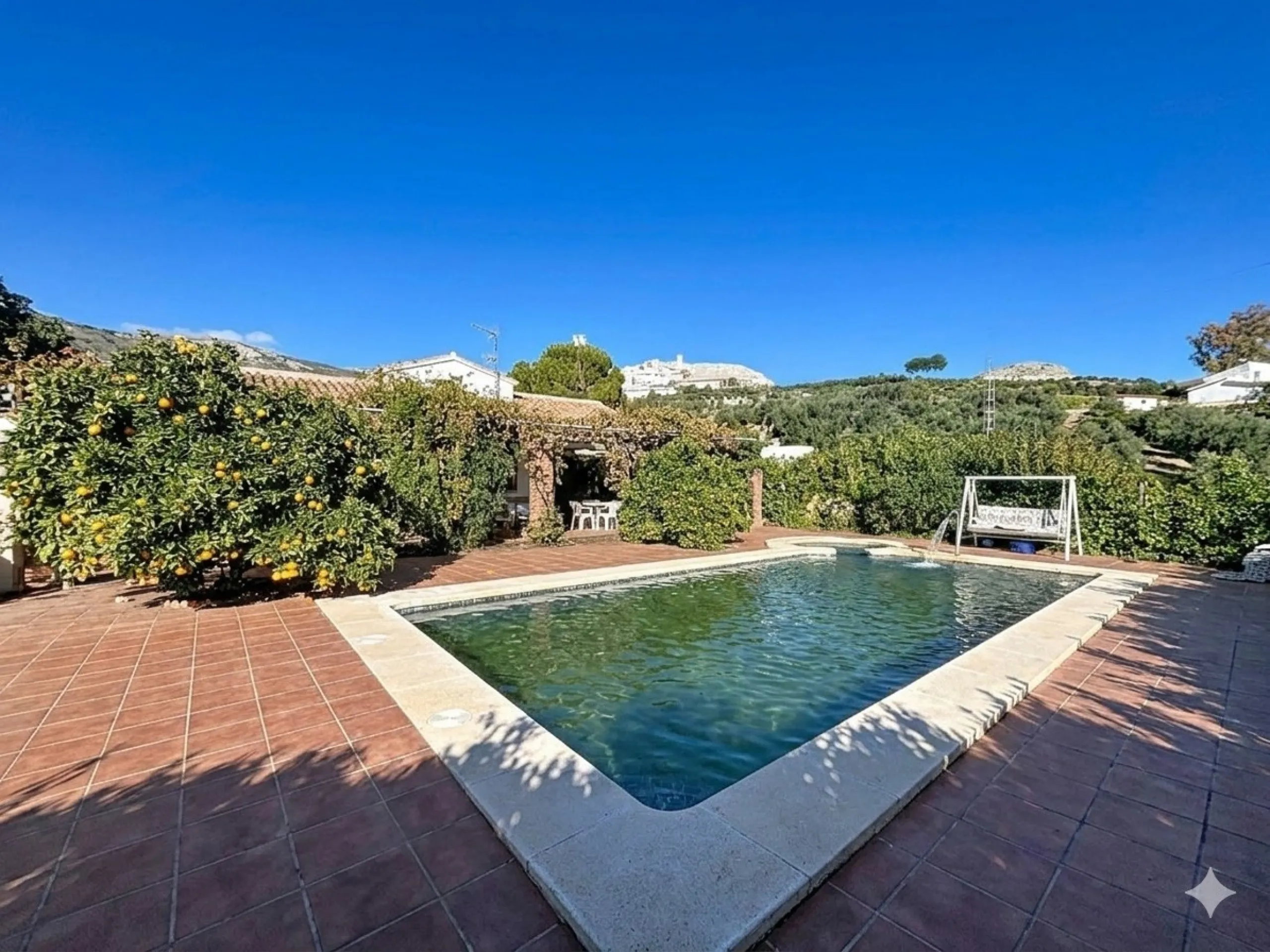 This finca in Periana offers spaciousness, comfort and a privileged natural environment, ideal for both family use and investment thanks to its two completely independent floors. On the ground floor we find a very spacious house that has 4 bedrooms, 2 bat