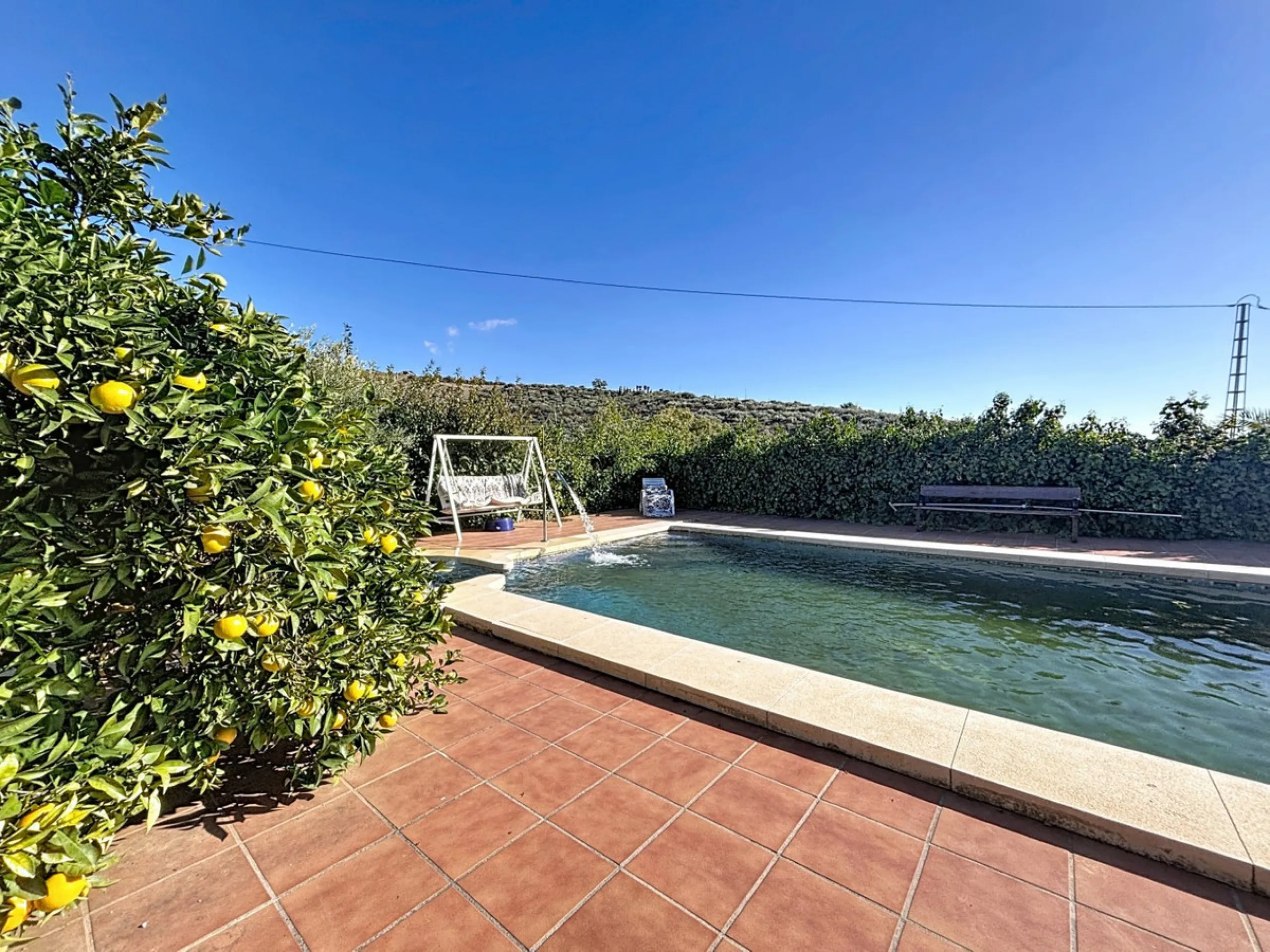 This finca in Periana offers spaciousness, comfort and a privileged natural environment, ideal for both family use and investment thanks to its two completely independent floors. On the ground floor we find a very spacious house that has 4 bedrooms, 2 bat