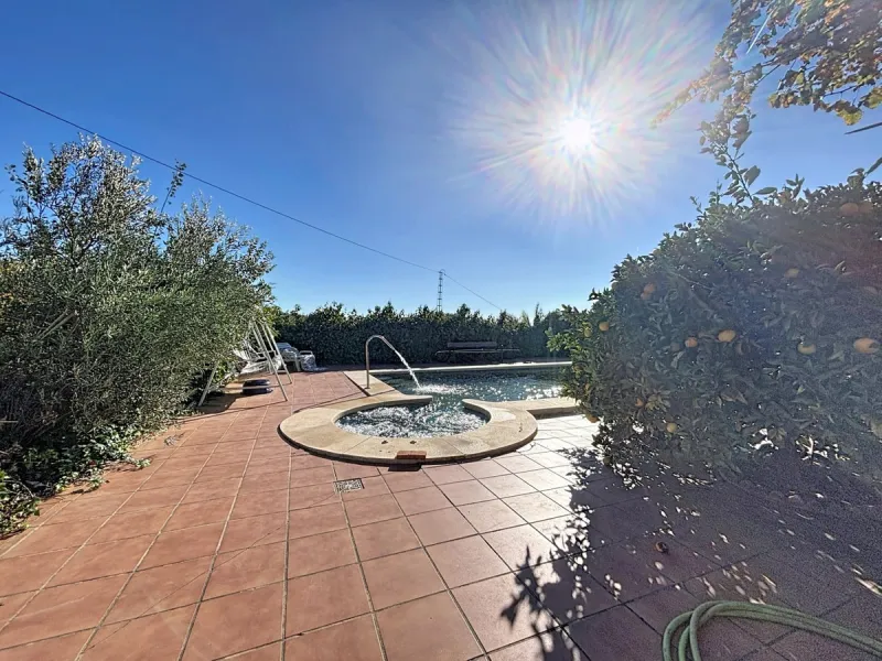 This finca in Periana offers spaciousness, comfort and a privileged natural environment, ideal for both family use and investment thanks to its two completely independent floors. On the ground floor we find a very spacious house that has 4 bedrooms, 2 bat