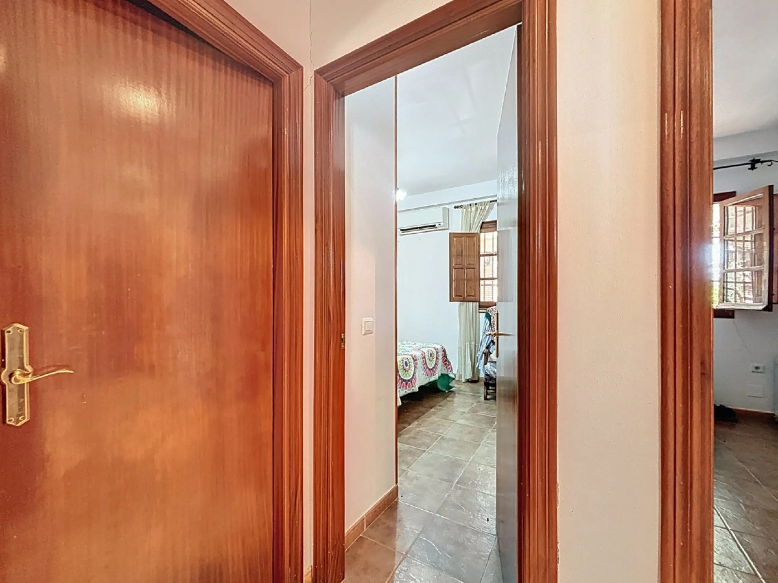 This finca in Periana offers spaciousness, comfort and a privileged natural environment, ideal for both family use and investment thanks to its two completely independent floors. On the ground floor we find a very spacious house that has 4 bedrooms, 2 bat