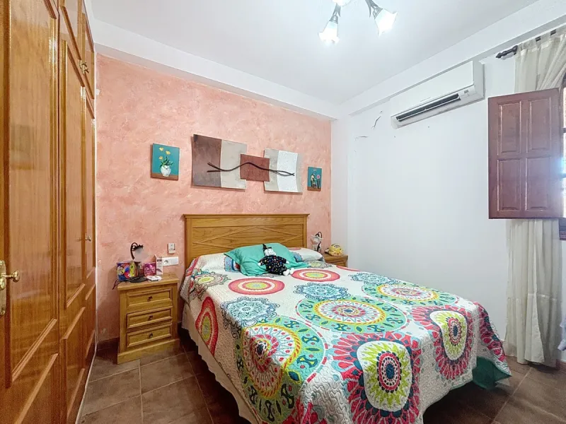 This finca in Periana offers spaciousness, comfort and a privileged natural environment, ideal for both family use and investment thanks to its two completely independent floors. On the ground floor we find a very spacious house that has 4 bedrooms, 2 bat