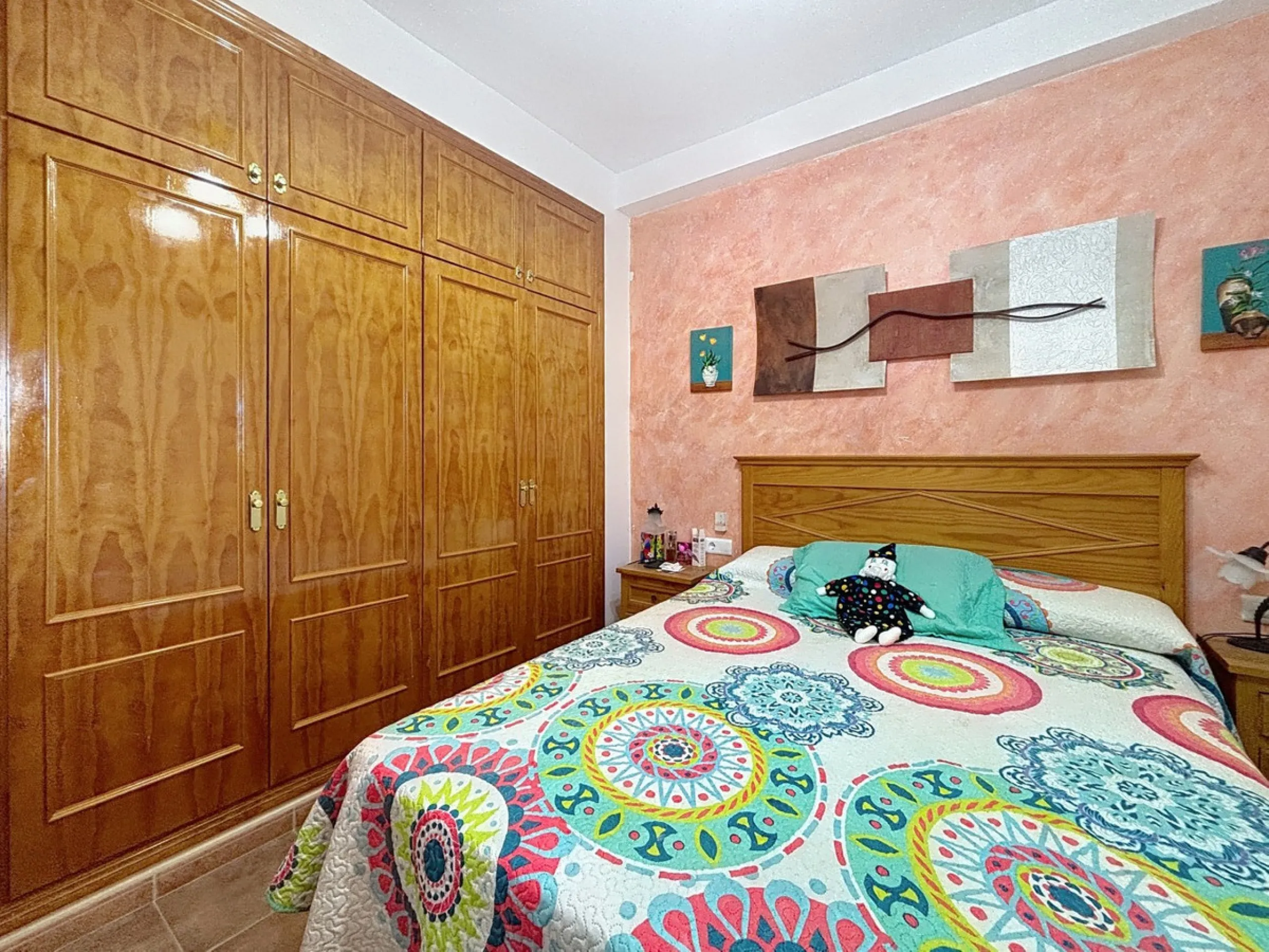 This finca in Periana offers spaciousness, comfort and a privileged natural environment, ideal for both family use and investment thanks to its two completely independent floors. On the ground floor we find a very spacious house that has 4 bedrooms, 2 bat