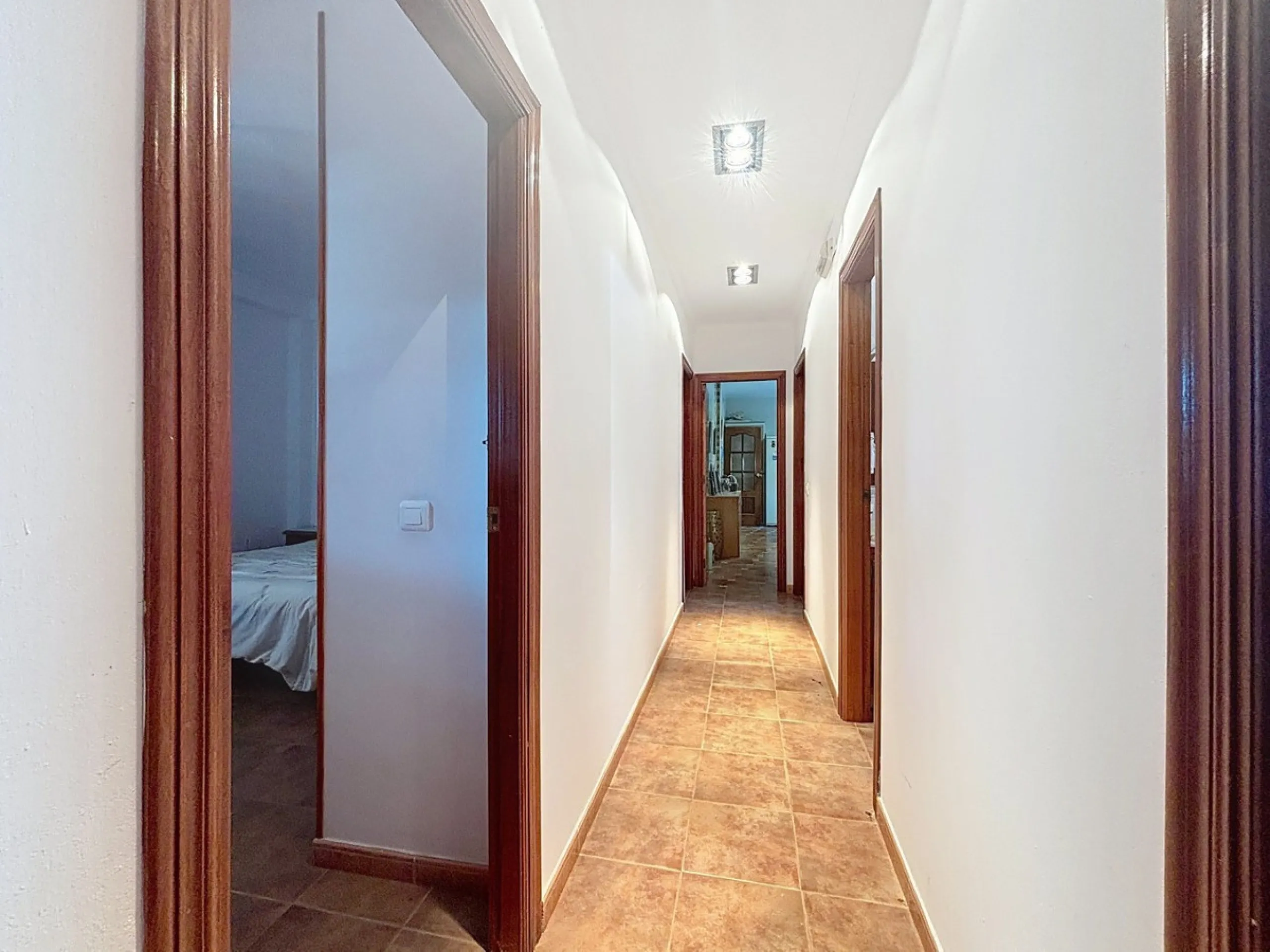 This finca in Periana offers spaciousness, comfort and a privileged natural environment, ideal for both family use and investment thanks to its two completely independent floors. On the ground floor we find a very spacious house that has 4 bedrooms, 2 bat