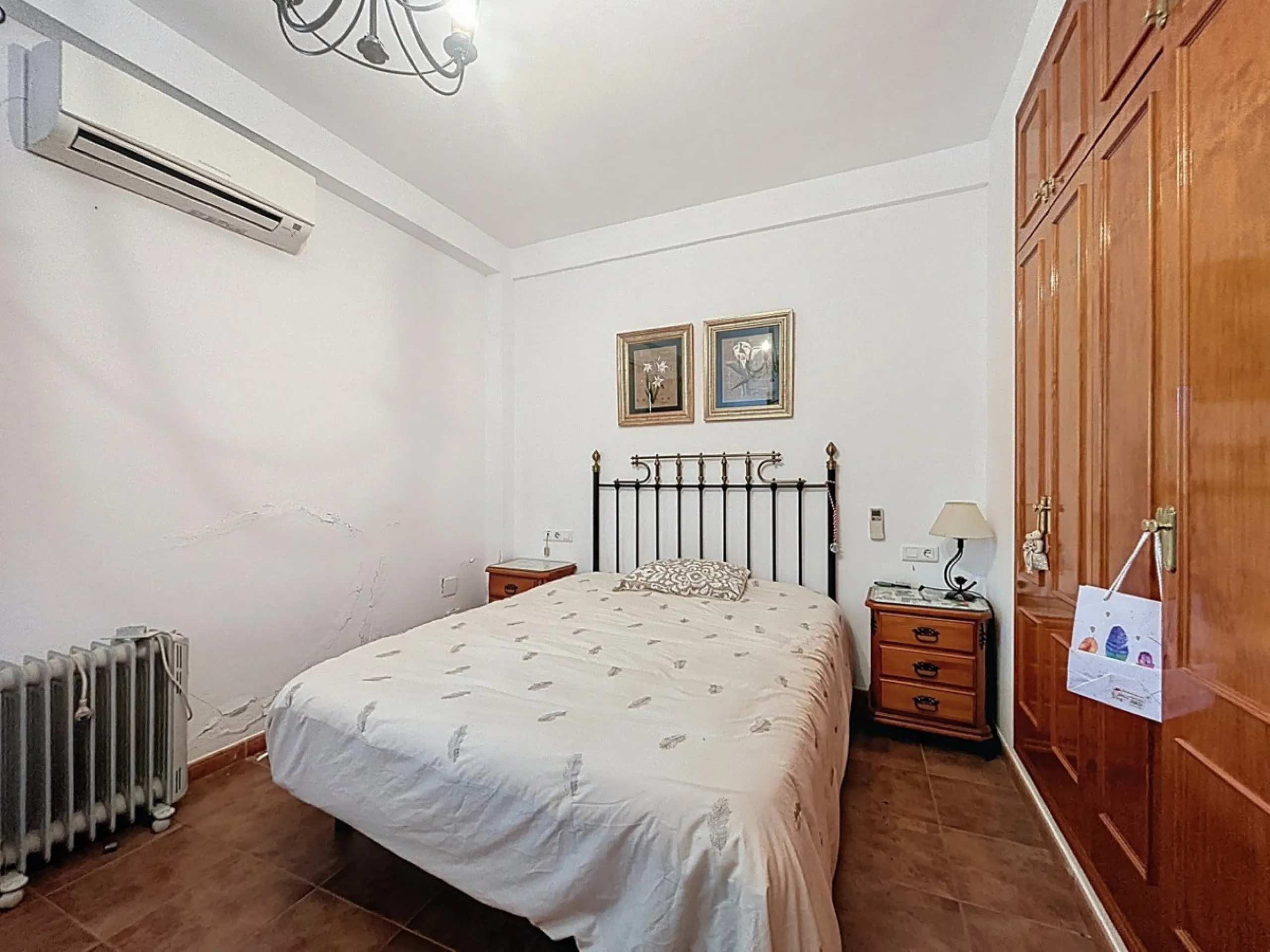 This finca in Periana offers spaciousness, comfort and a privileged natural environment, ideal for both family use and investment thanks to its two completely independent floors. On the ground floor we find a very spacious house that has 4 bedrooms, 2 bat
