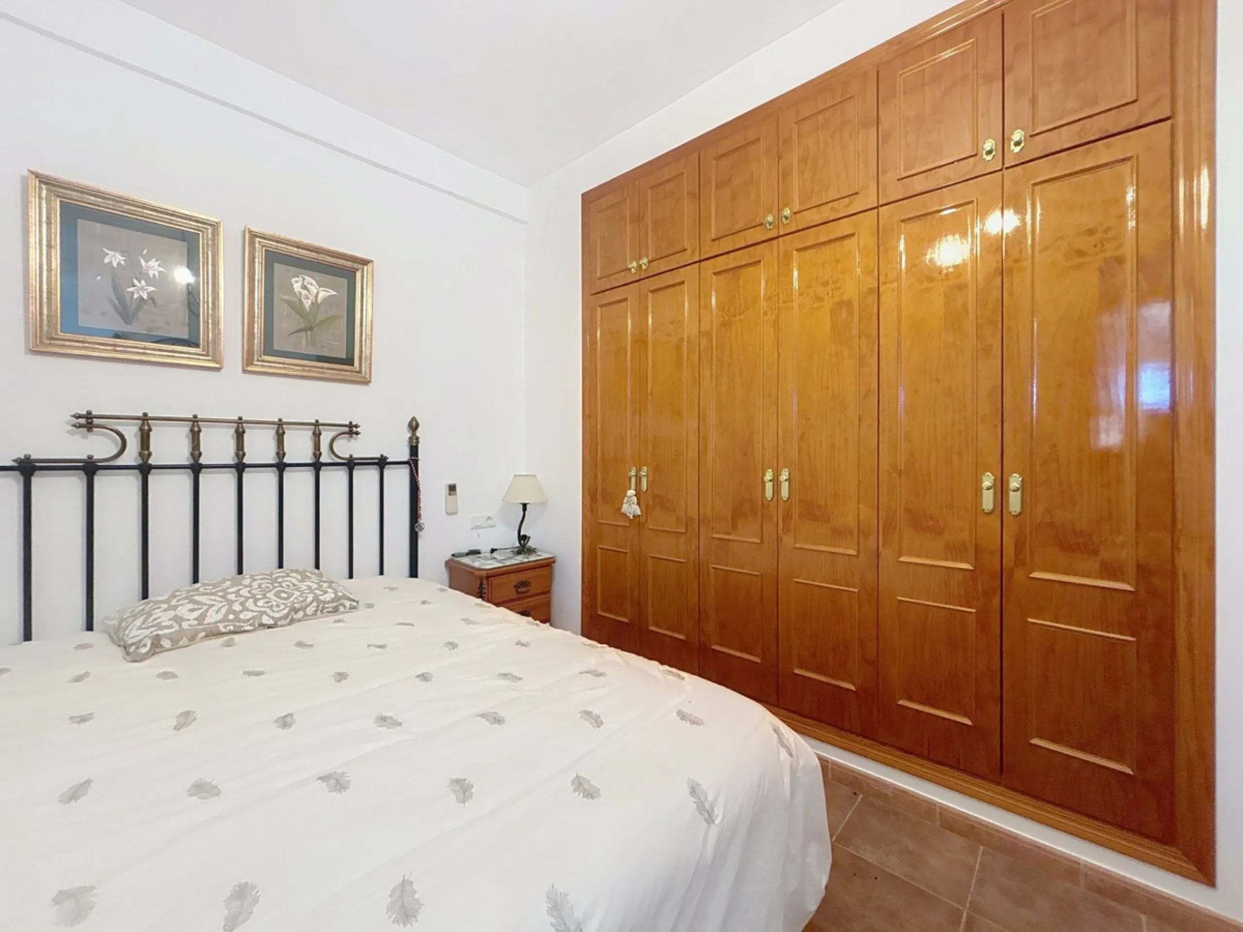 This finca in Periana offers spaciousness, comfort and a privileged natural environment, ideal for both family use and investment thanks to its two completely independent floors. On the ground floor we find a very spacious house that has 4 bedrooms, 2 bat