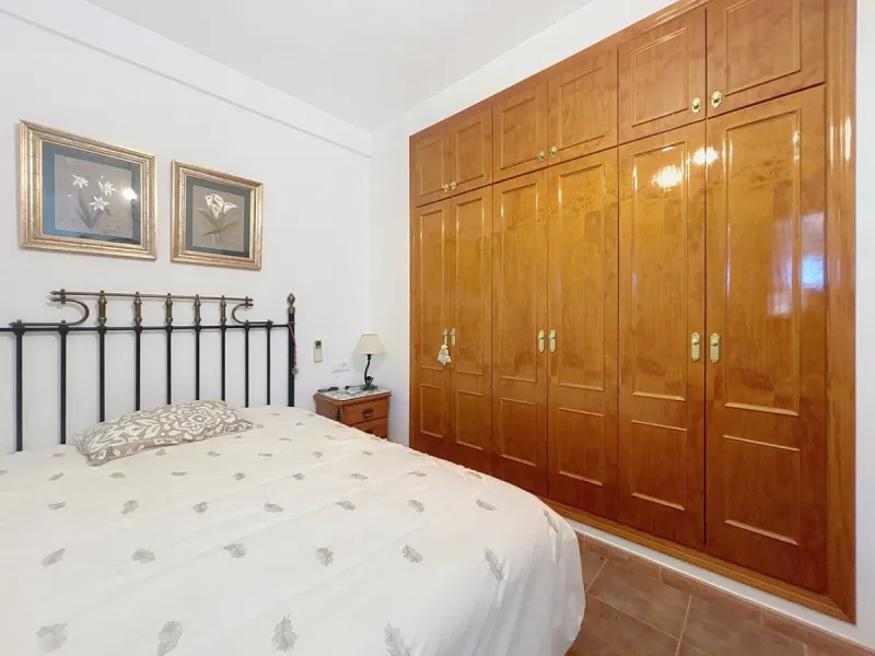 This finca in Periana offers spaciousness, comfort and a privileged natural environment, ideal for both family use and investment thanks to its two completely independent floors. On the ground floor we find a very spacious house that has 4 bedrooms, 2 bat