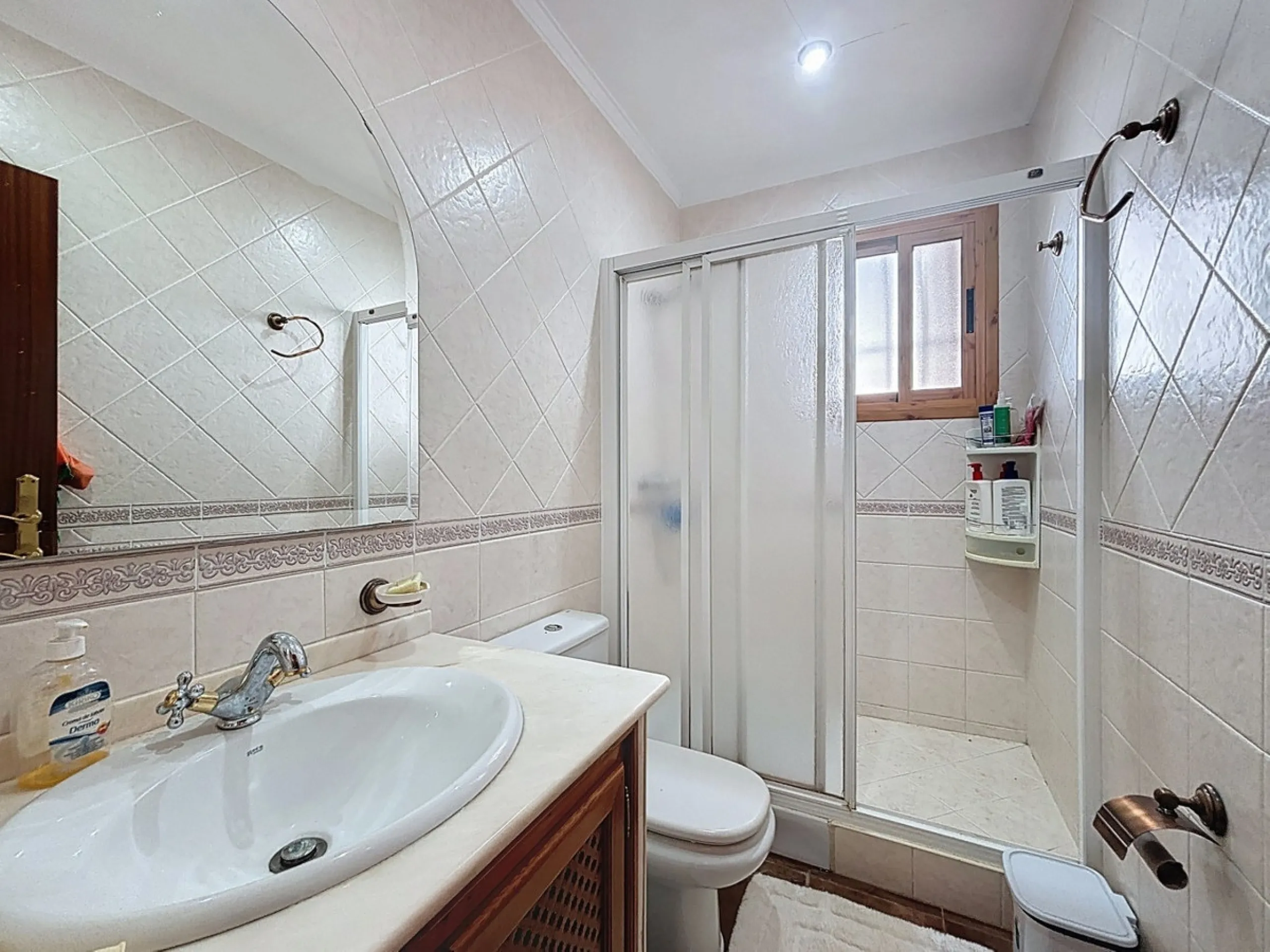 This finca in Periana offers spaciousness, comfort and a privileged natural environment, ideal for both family use and investment thanks to its two completely independent floors. On the ground floor we find a very spacious house that has 4 bedrooms, 2 bat