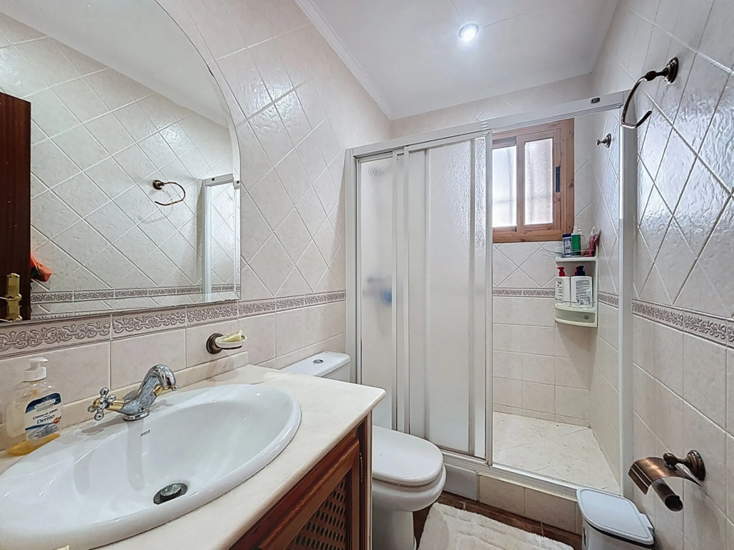 This finca in Periana offers spaciousness, comfort and a privileged natural environment, ideal for both family use and investment thanks to its two completely independent floors. On the ground floor we find a very spacious house that has 4 bedrooms, 2 bat