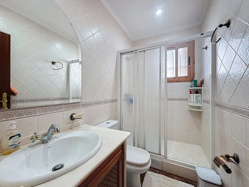This finca in Periana offers spaciousness, comfort and a privileged natural environment, ideal for both family use and investment thanks to its two completely independent floors. On the ground floor we find a very spacious house that has 4 bedrooms, 2 bat