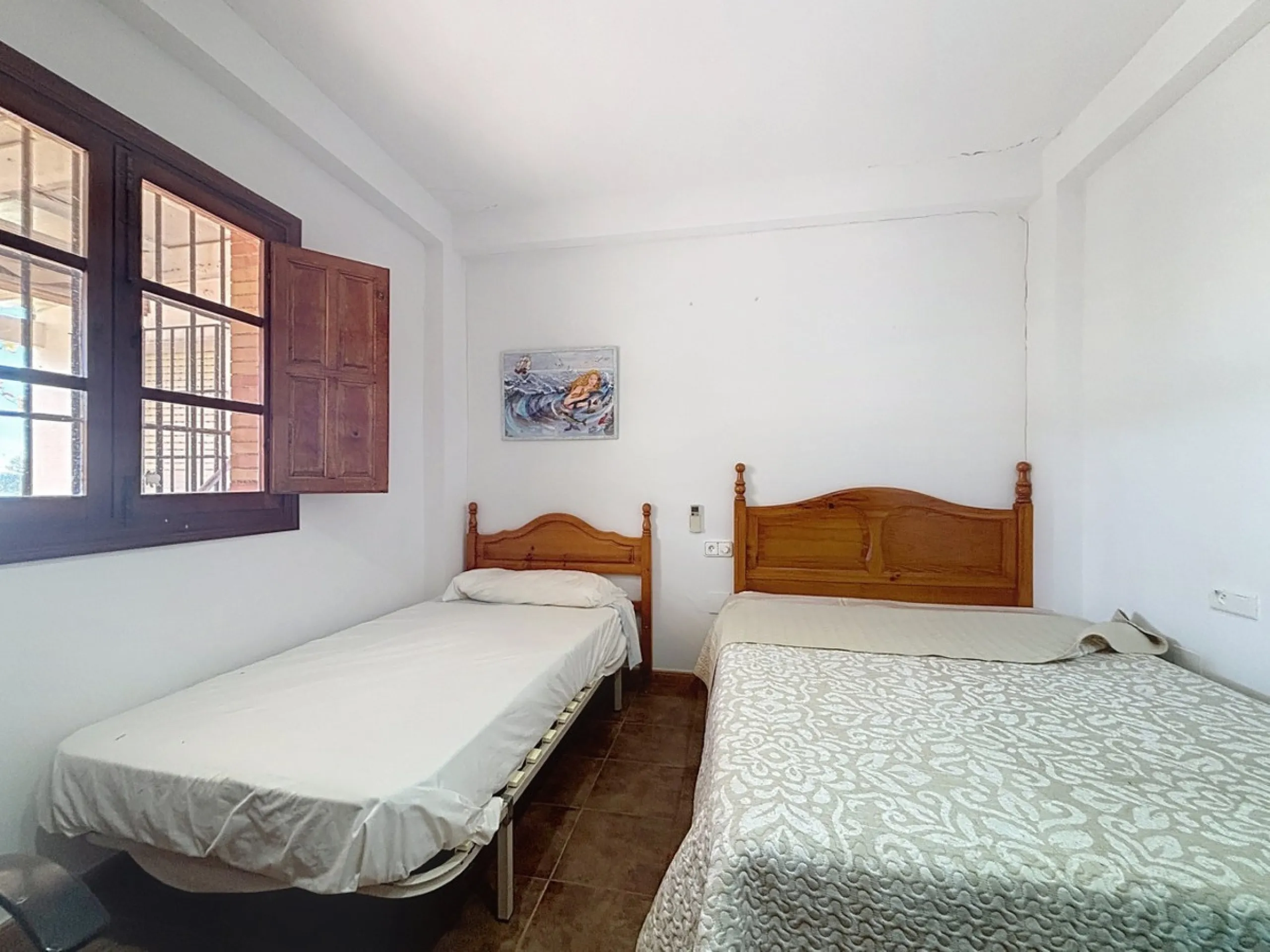 This finca in Periana offers spaciousness, comfort and a privileged natural environment, ideal for both family use and investment thanks to its two completely independent floors. On the ground floor we find a very spacious house that has 4 bedrooms, 2 bat