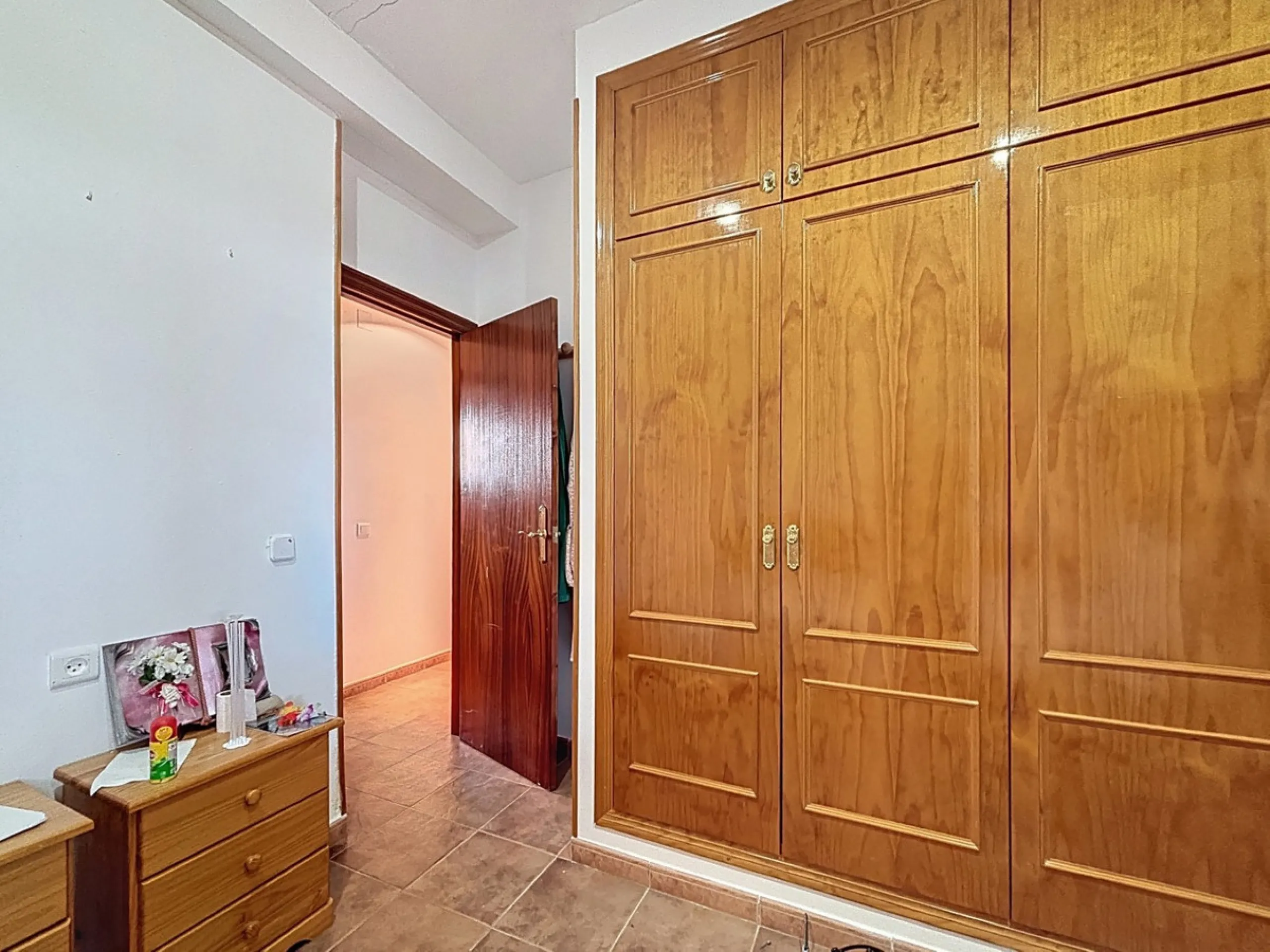 This finca in Periana offers spaciousness, comfort and a privileged natural environment, ideal for both family use and investment thanks to its two completely independent floors. On the ground floor we find a very spacious house that has 4 bedrooms, 2 bat
